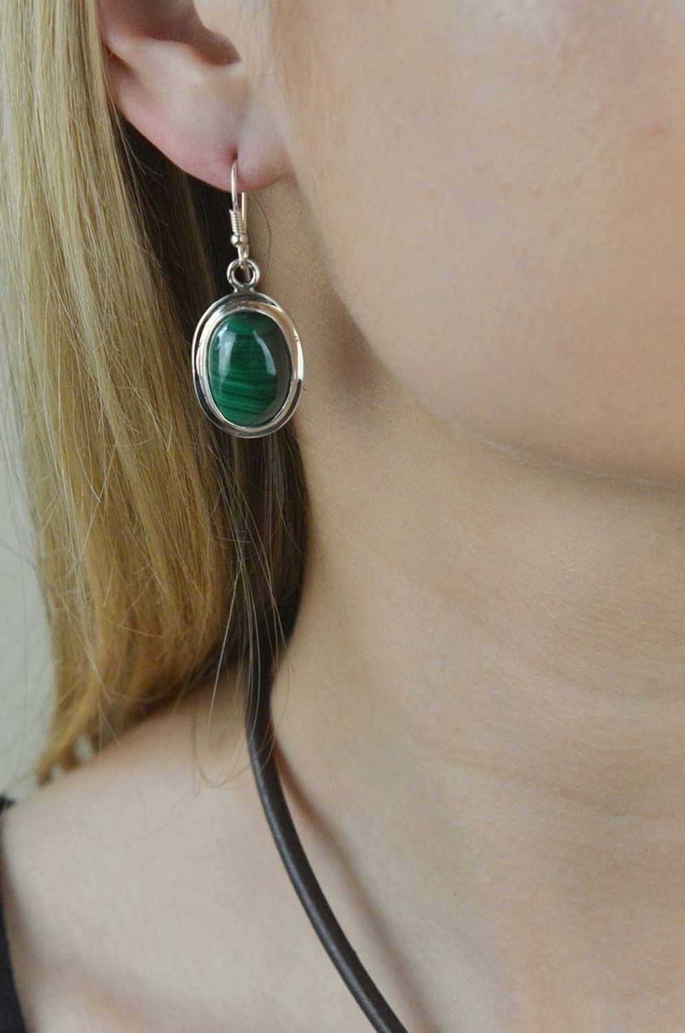 Kolczyki srebrne wiszące z malachitem DIA-KLC-6551-925. Wiszące kolczyki wykonane ze srebra próby 925 ozdobione kamieniem naturalnym. Kamień w zielonym odcieniu. Na prezent.jpg