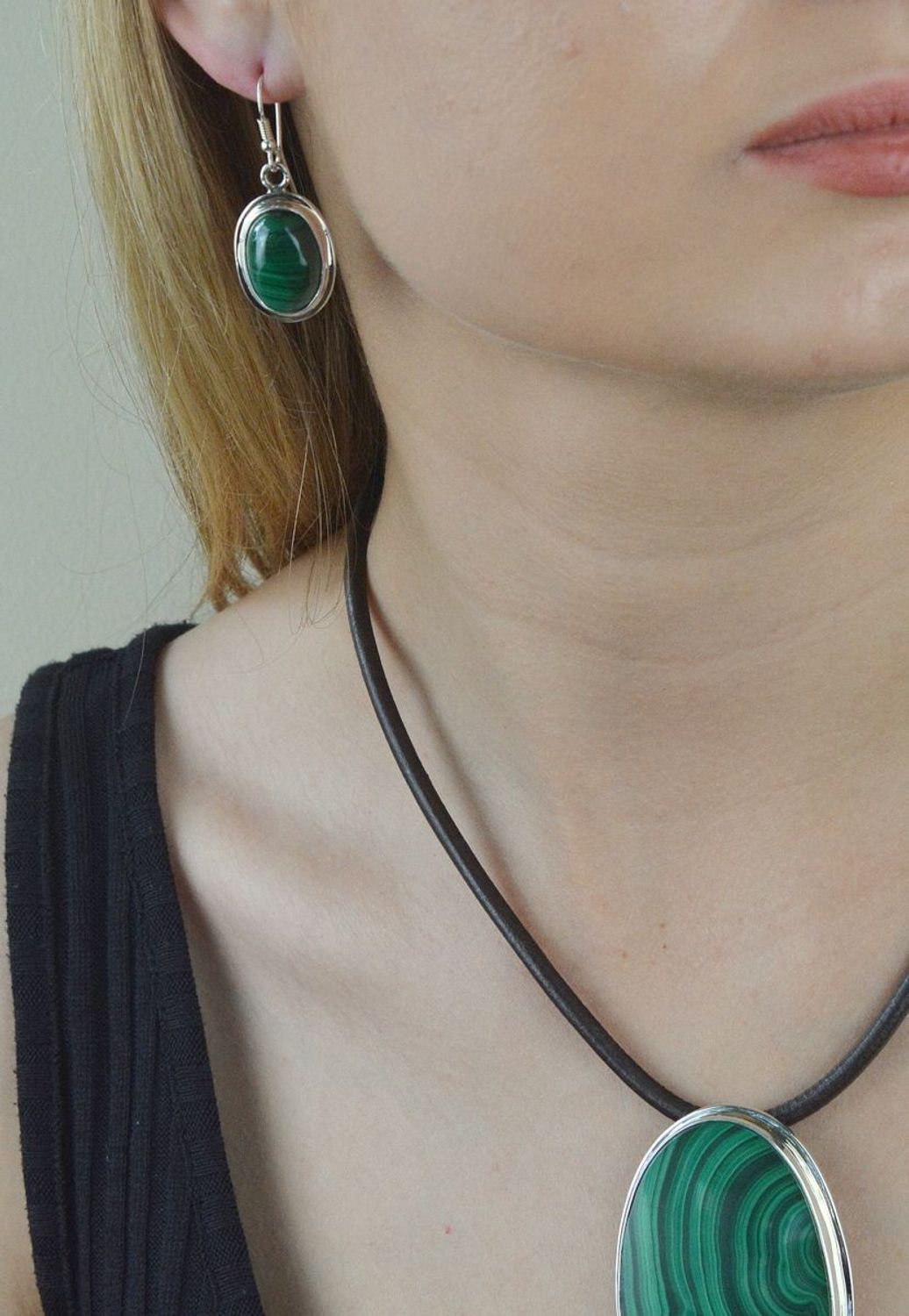 Kolczyki srebrne wiszące z malachitem DIA-KLC-6551-925. Wiszące kolczyki wykonane ze srebra próby 925 ozdobione kamieniem naturalnym. Kamień w zielonym odcieniu. Na prezent.jpg