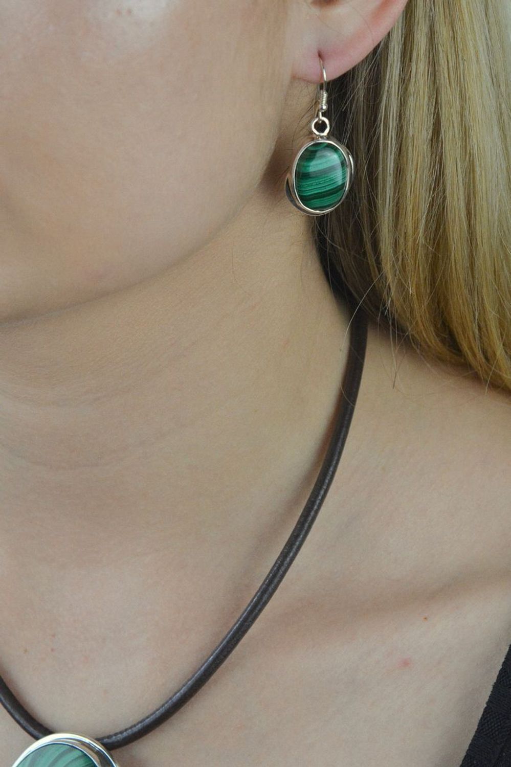 Kolczyki srebrne wiszące z malachitem DIA-KLC-6552-925. Kolczyki z kamieniem naturalnym. Kolczyki wiszące. Srebrne kolczyki damskie. Kolczyki z zielonym kamieniem. Biżuteria z kamieniami naturalnymi..jpg