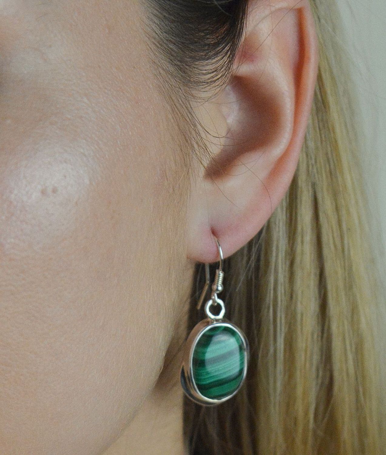 Kolczyki srebrne wiszące z malachitem DIA-KLC-6552-925. Kolczyki z kamieniem naturalnym. Kolczyki wiszące. Srebrne kolczyki damskie. Kolczyki z zielonym kamieniem. Biżuteria z kamieniami naturalnymi..jpg