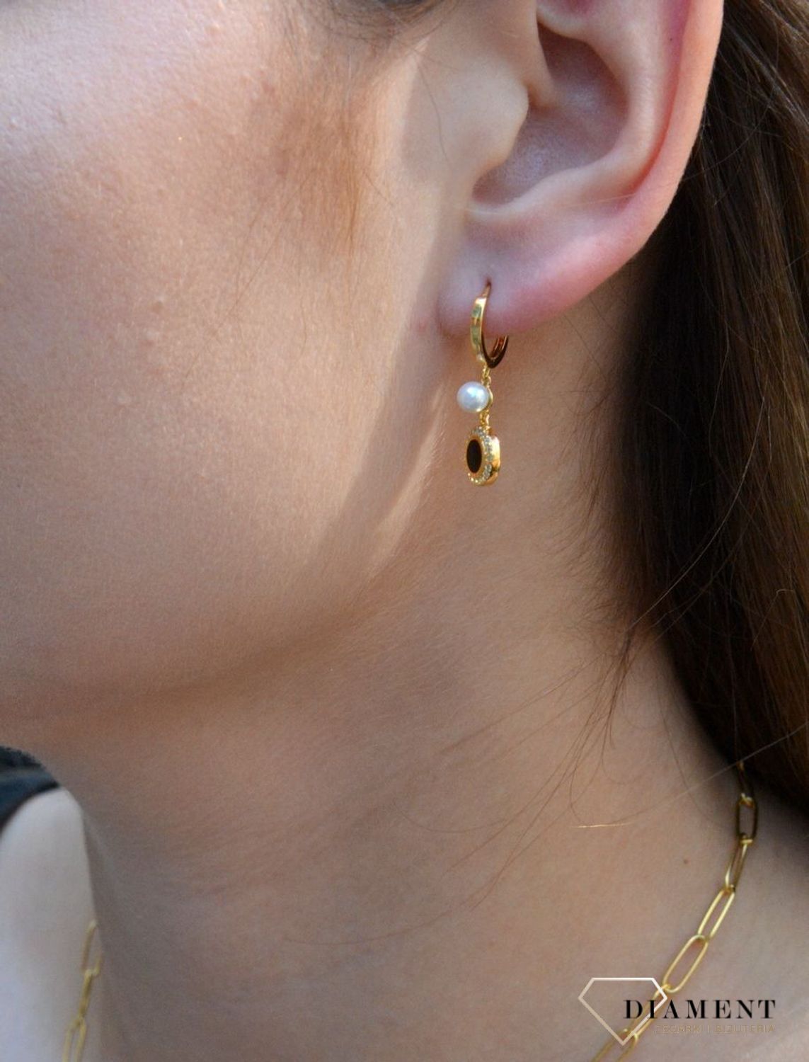 Pozłacane kolczyki wiszące z perełką 925 DIA-KLC-6571-925. Biżuteria z dodatkiem czerni będzie doskonałym prezentem dla kobiety śledzącej najnowsze trendy modowe. Modne kolczyki wiszące..jpg