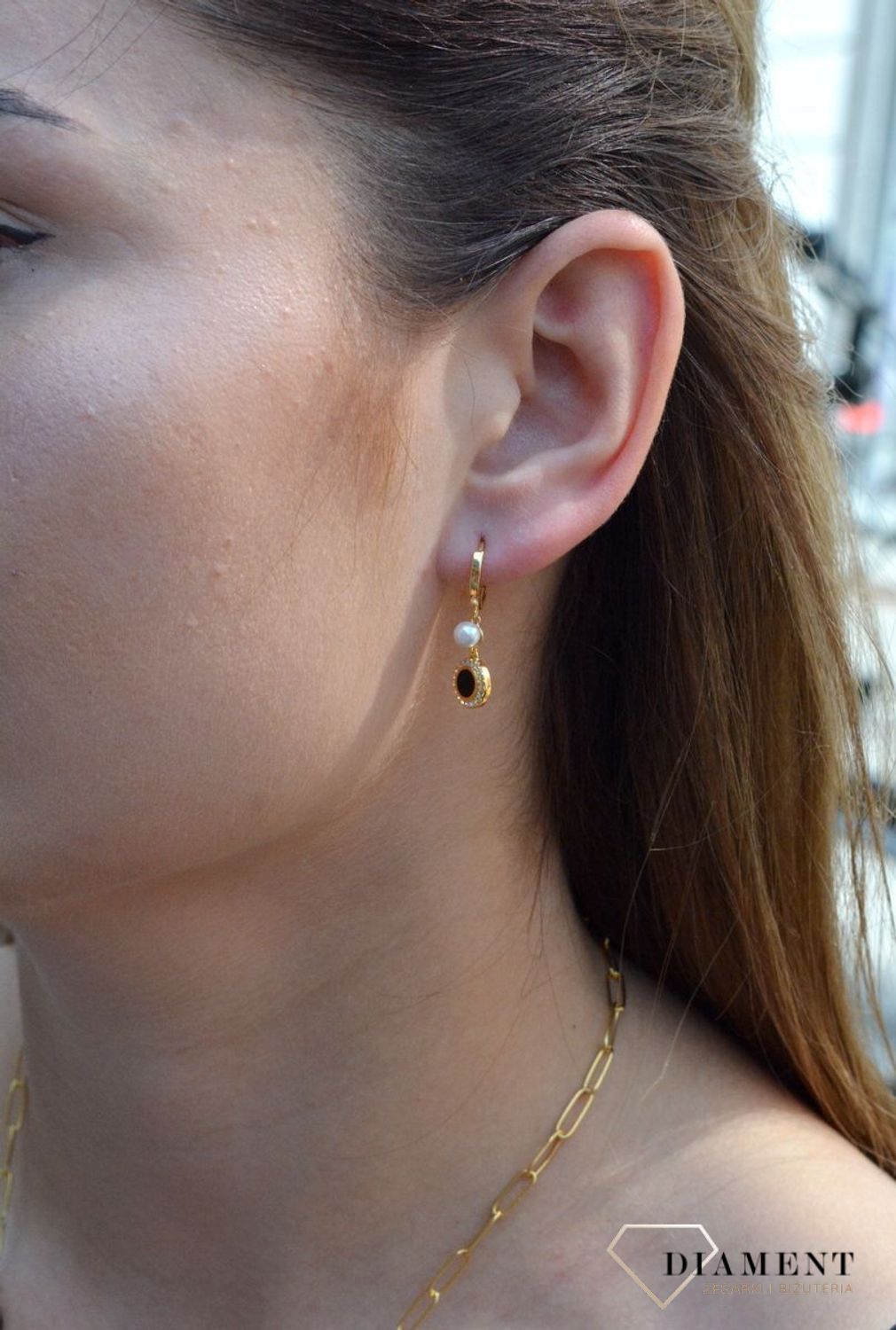 Pozłacane kolczyki wiszące z perełką 925 DIA-KLC-6571-925. Biżuteria z dodatkiem czerni będzie doskonałym prezentem dla kobiety śledzącej najnowsze trendy modowe. Modne kolczyki wiszące..jpg