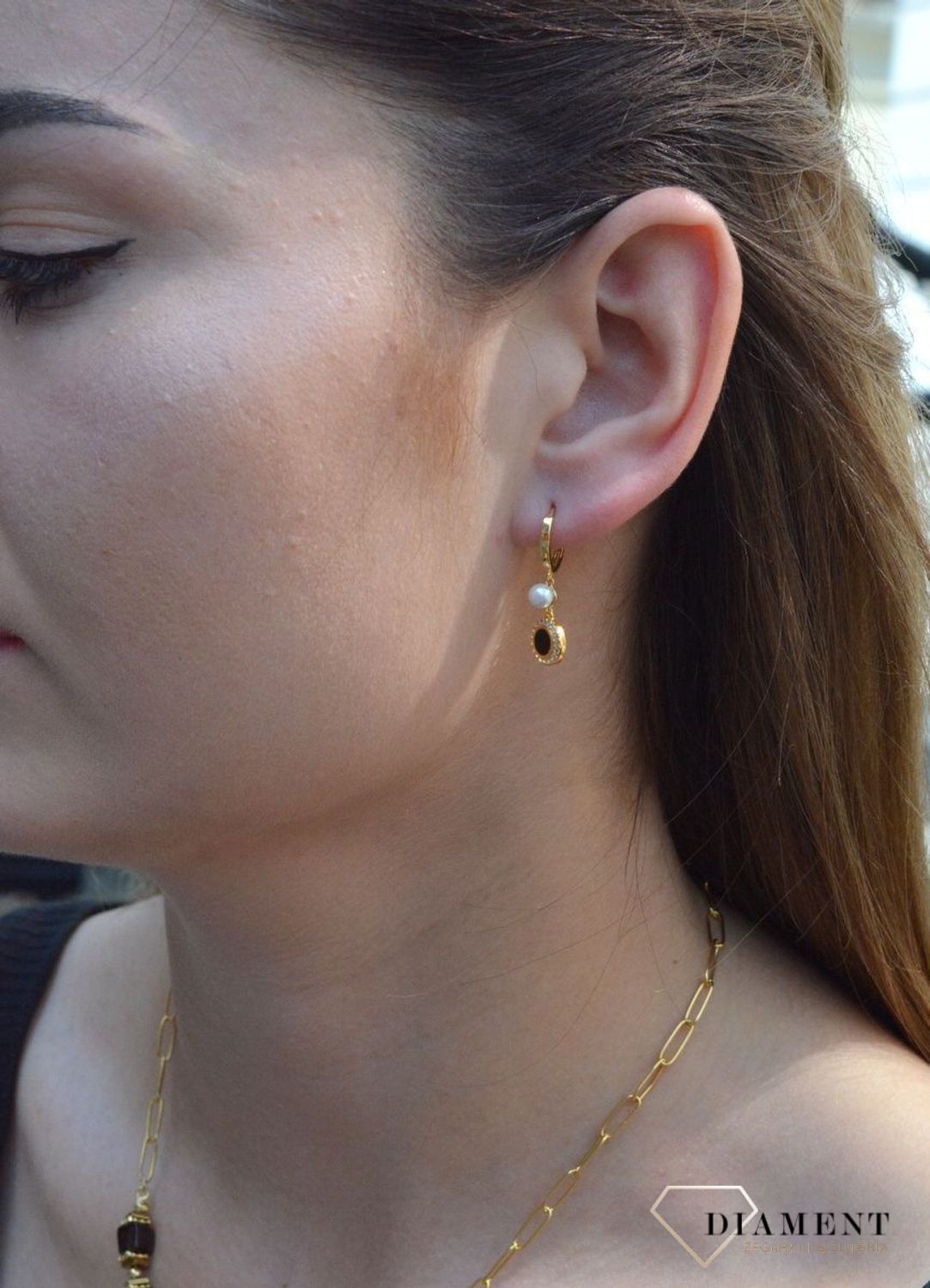 Pozłacane kolczyki wiszące z perełką 925 DIA-KLC-6571-925. Biżuteria z dodatkiem czerni będzie doskonałym prezentem dla kobiety śledzącej najnowsze trendy modowe. Modne kolczyki wiszące..jpg