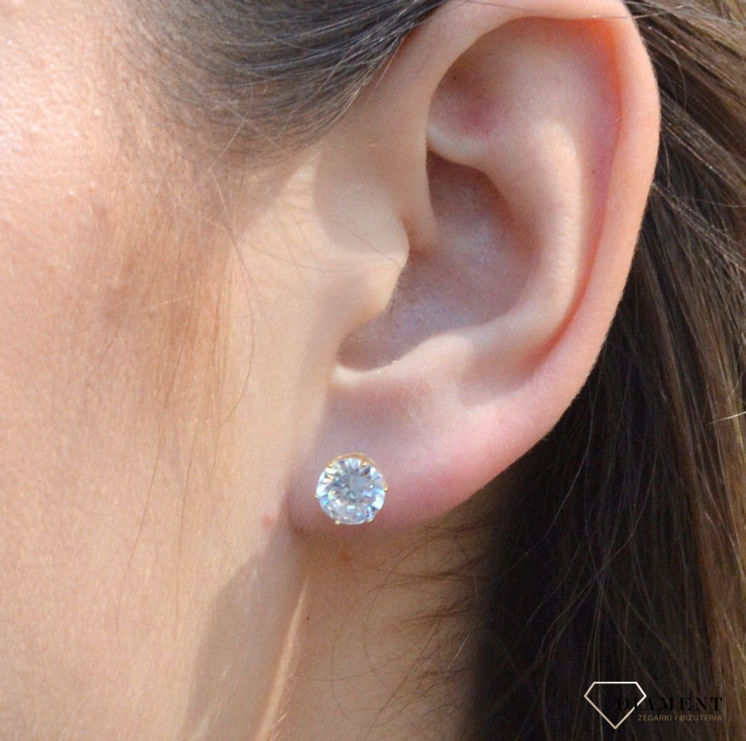 Pozłacane kolczyki 'Klasyczne diamenciki' z cyrkonią DIA-KLC-6576-925. Klasyczne kolczyki z okrągłą cyrkonią idealnie dopełnią każdą stylizację. Biżuteria ta będzie doskonałym prezentem. kolczyki na sztyft. eleganckie kolczyki.jpg