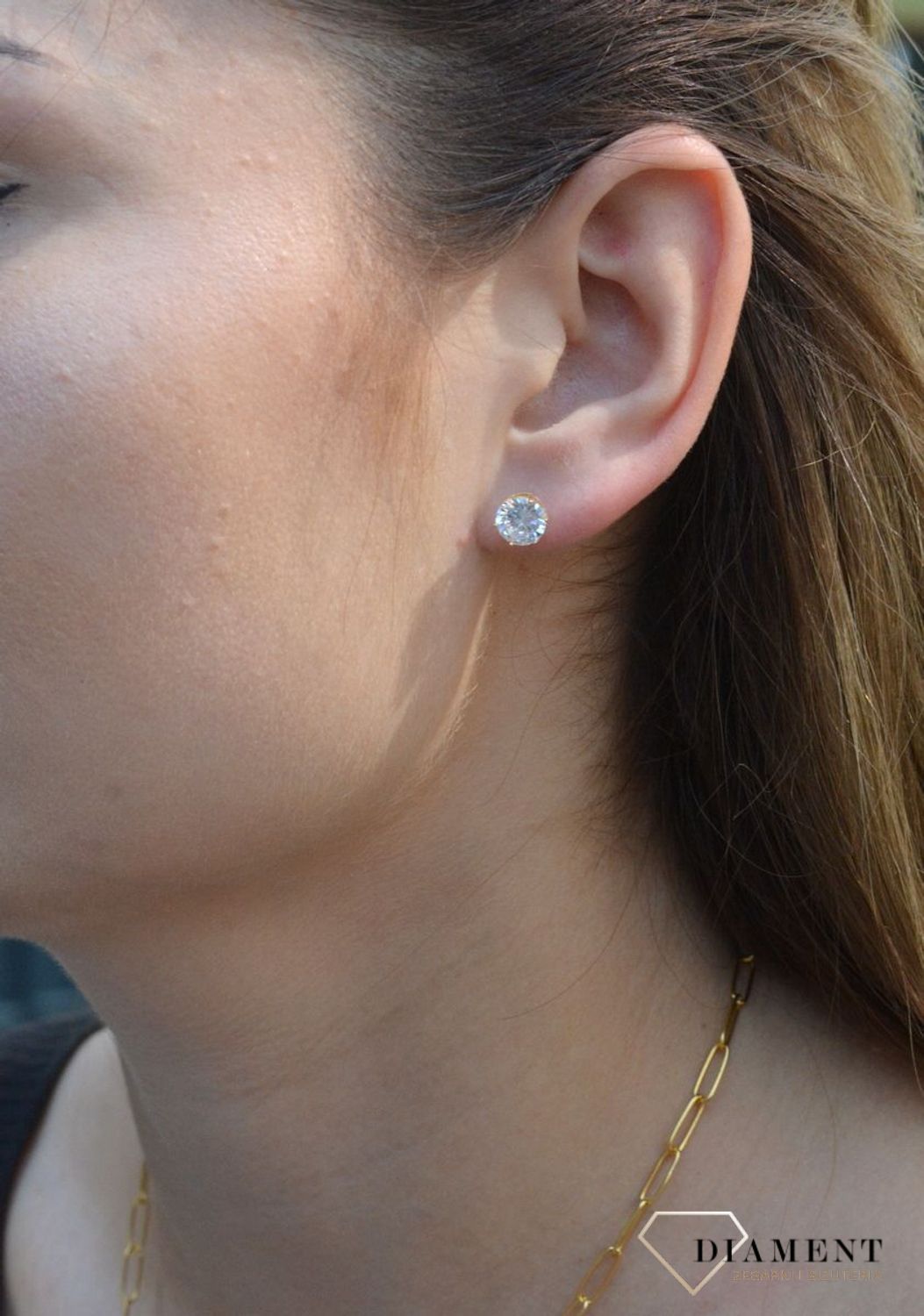 Pozłacane kolczyki 'Klasyczne diamenciki' z cyrkonią DIA-KLC-6576-925. Klasyczne kolczyki z okrągłą cyrkonią idealnie dopełnią każdą stylizację. Biżuteria ta będzie doskonałym prezentem. kolczyki na sztyft. eleganckie kolczyki.jpg