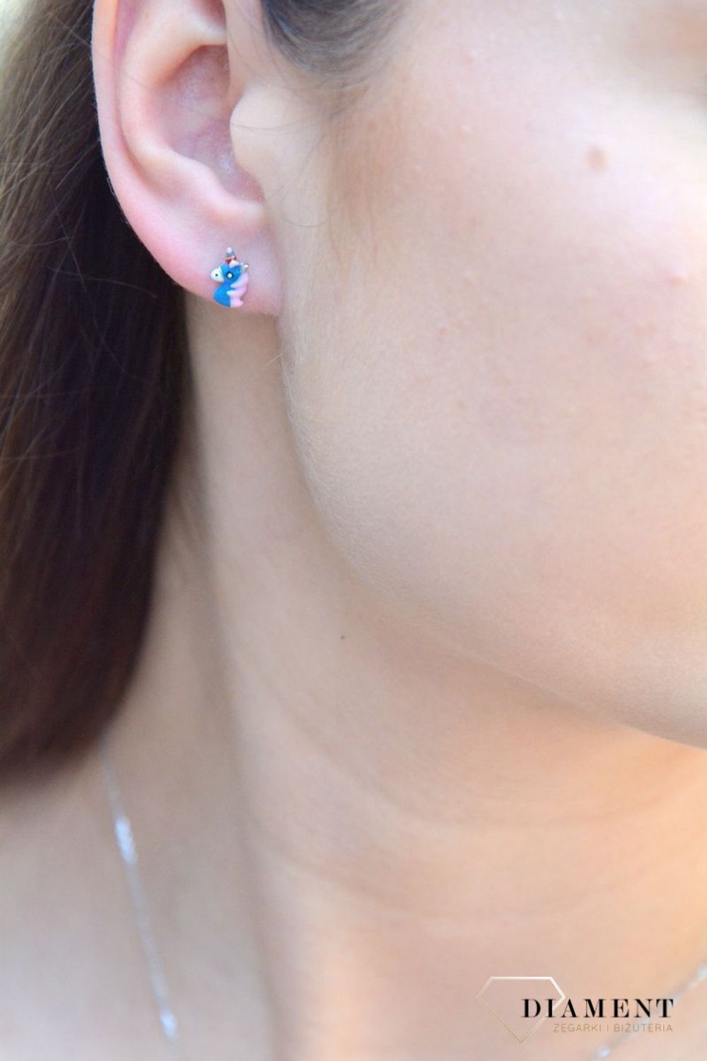 Kolczyki srebrne dla dziewczynki kolorowe Jednorożce DIA-KLC-6595-925. Kolczyki srebrne wkrętki dla dzieci. Kolczyki srebrne jednorożce. Kolczyki srebrne niebieskie dla dziewczynki. Kolczyki z kolorową emalią. Kolczyki dla dzi.jpg