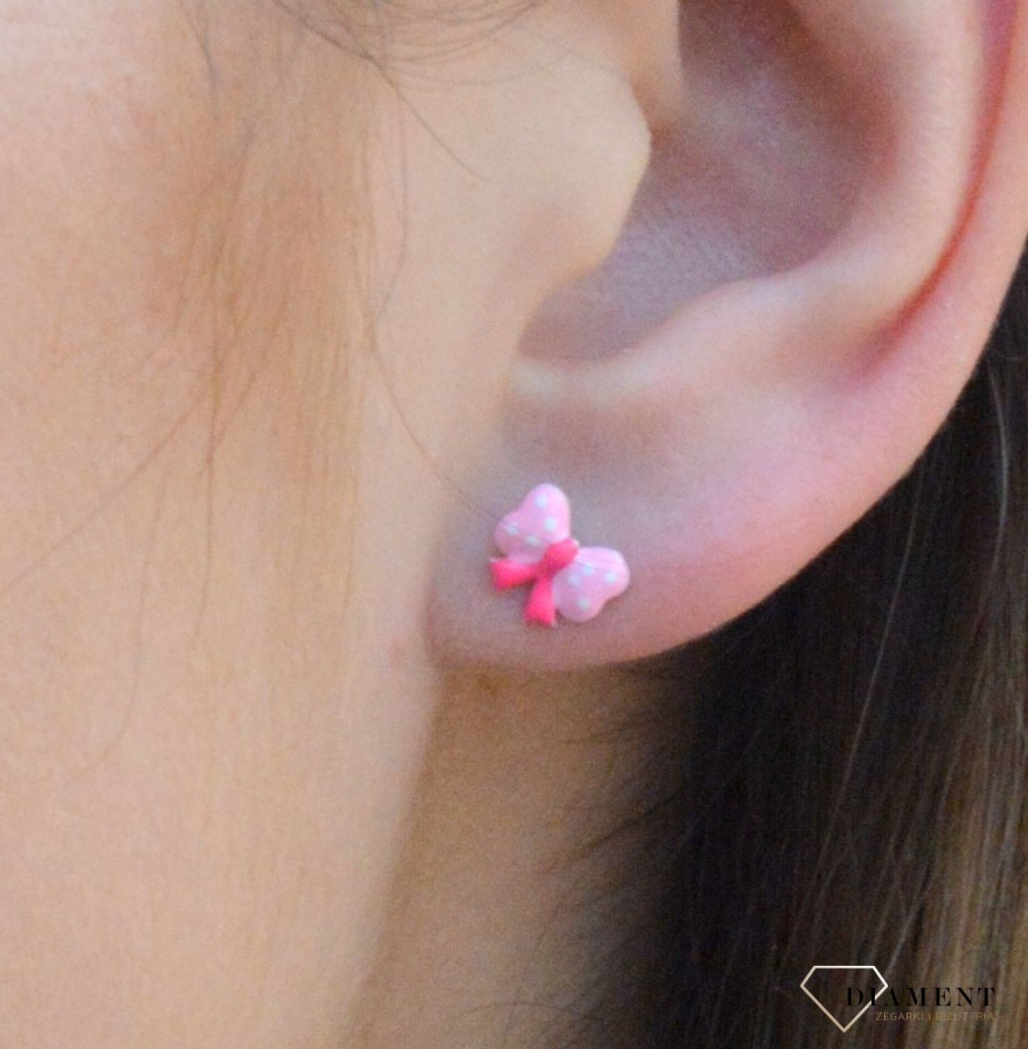 Kolczyki srebrne dla dziewczynki Urocze kokardki DIA-KLC-6596-925. Kolczyki srebrne wkrętki dla dzieci. Kolczyki srebrne kokardki. Kolczyki srebrne różowe dla dziewczynki. Kolczyki z różową emalią. Kolczyki dla dziewczynki na.jpg