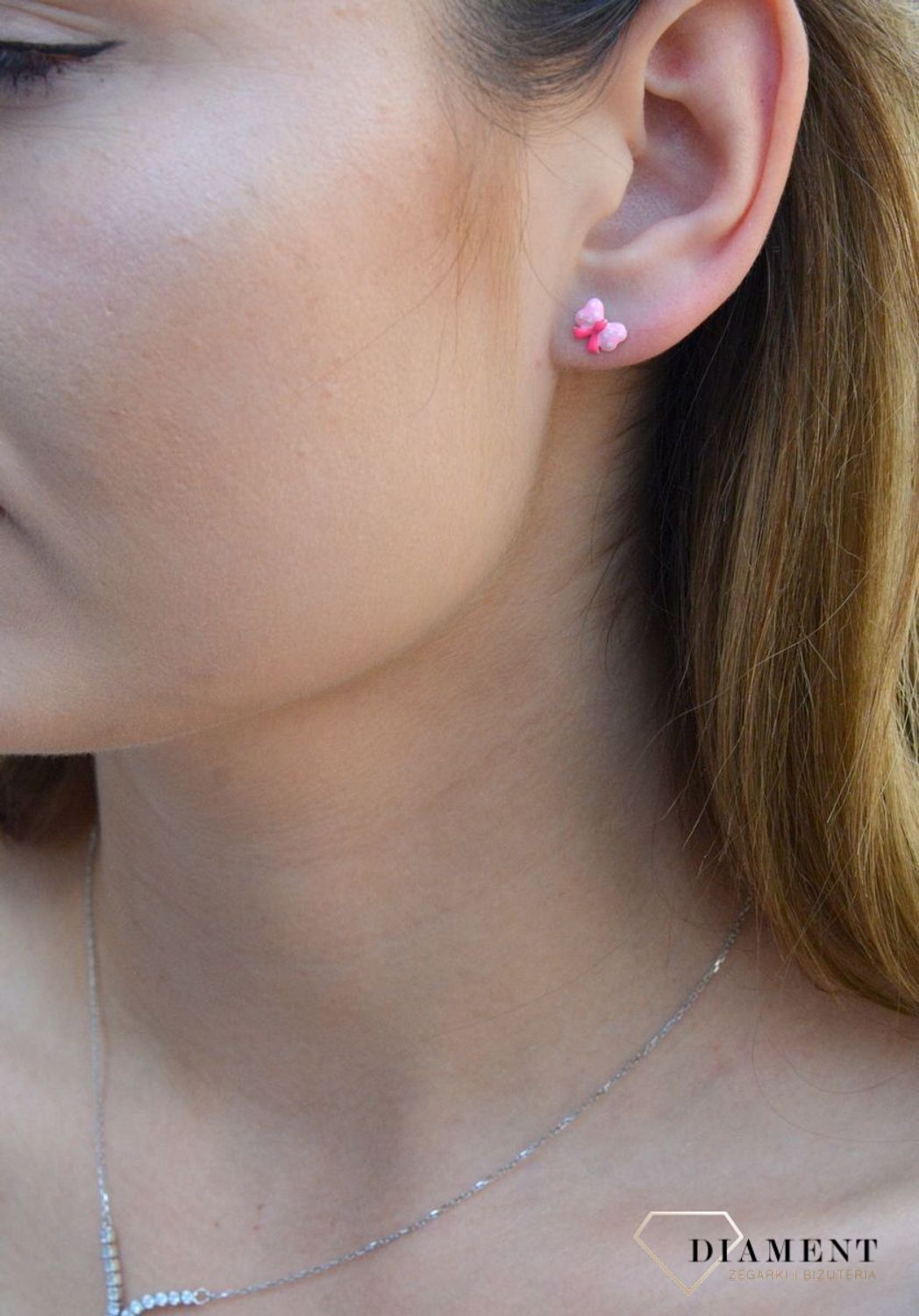 Kolczyki srebrne dla dziewczynki Urocze kokardki DIA-KLC-6596-925. Kolczyki srebrne wkrętki dla dzieci. Kolczyki srebrne kokardki. Kolczyki srebrne różowe dla dziewczynki. Kolczyki z różową emalią. Kolczyki dla dziewczynki na.jpg