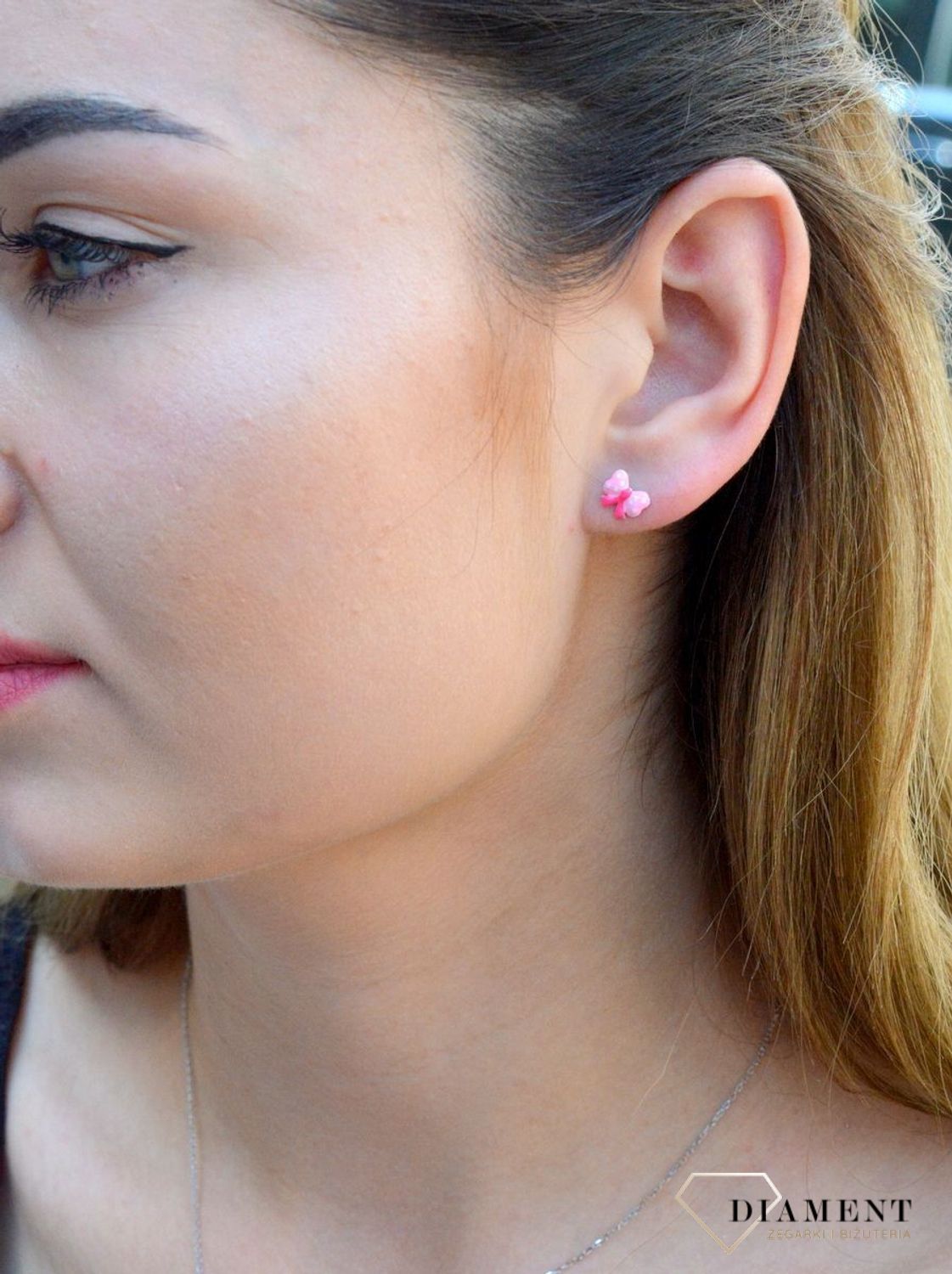 Kolczyki srebrne dla dziewczynki Urocze kokardki DIA-KLC-6596-925. Kolczyki srebrne wkrętki dla dzieci. Kolczyki srebrne kokardki. Kolczyki srebrne różowe dla dziewczynki. Kolczyki z różową emalią. Kolczyki dla dziewczynki na.jpg