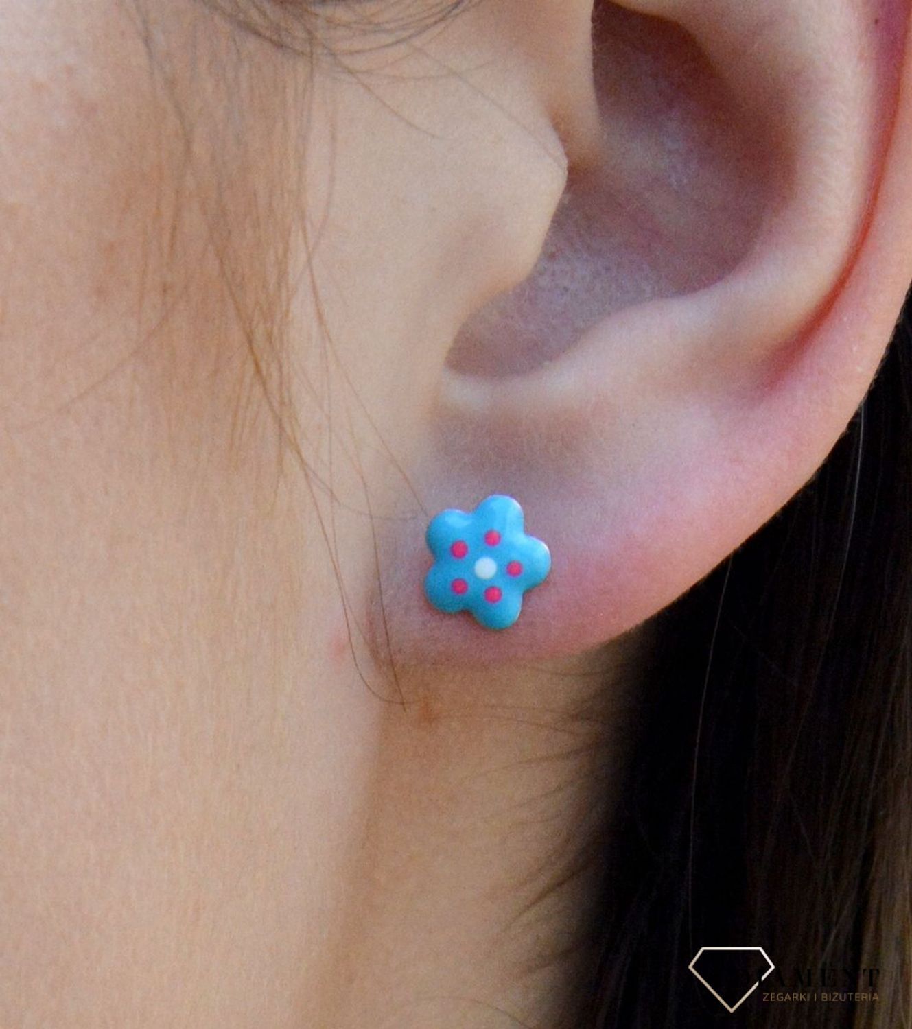 Kolczyki srebrne dla dziewczynki niebieskie kwiatki DIA-KLC-6597-925.  Kolczyki srebrne wkrętki dla dzieci. Kolczyki srebrne kwiatki. Kolczyki srebrne niebieskie dla dziewczynki. Kolczyki z niebieską emalią. Kolczyki dla dzie.jpg