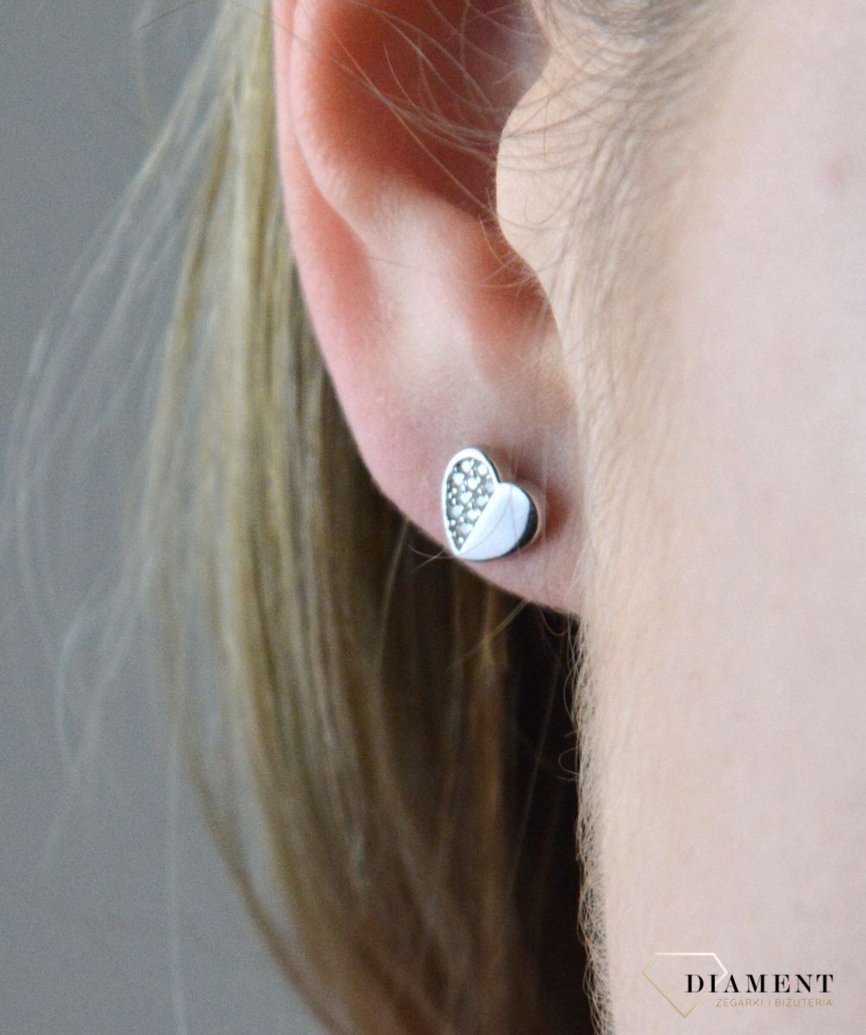 Srebrne kolczyki w kształcie serduszek z cyrkoniami DIA-KLC-6598-925 DIA-KLC-6598-925. Srebrne kolczyki przy uchu w kształcie serduszek. Kolczyki serduszka zostały ozdobione cyrkonią. Kolczyki te symbolizują symbol szczęścia,.jpg