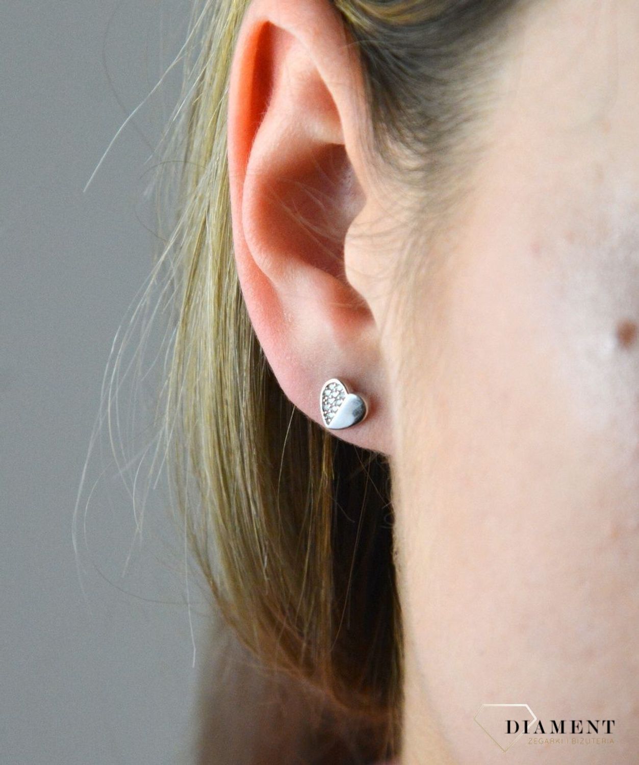 Srebrne kolczyki w kształcie serduszek z cyrkoniami DIA-KLC-6598-925 DIA-KLC-6598-925. Srebrne kolczyki przy uchu w kształcie serduszek. Kolczyki serduszka zostały ozdobione cyrkonią. Kolczyki te symbolizują symbol szczęścia,.jpg