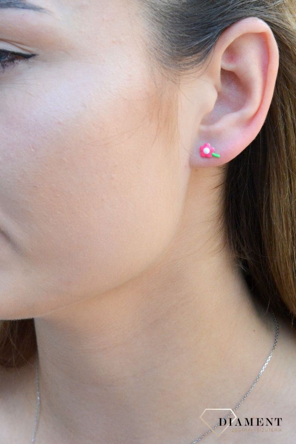 Kolczyki srebrne dla dziewczynki Drobne kwiatuszki' DIA-KLC-6599-925. Kolczyki srebrne wkrętki dla dzieci. Kolczyki srebrne żabki. Kolczyki srebrne zielone dla dziewczynki. Kolczyki z kolorową emalią. Kolczyki dla dziewczynki.jpg