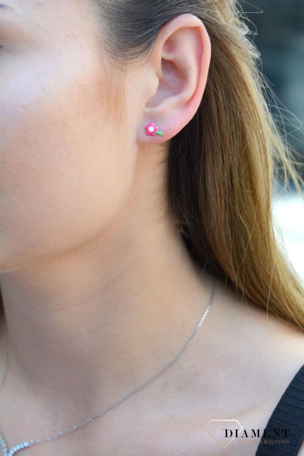 Kolczyki srebrne dla dziewczynki Drobne kwiatuszki' DIA-KLC-6599-925. Kolczyki srebrne wkrętki dla dzieci. Kolczyki srebrne żabki. Kolczyki srebrne zielone dla dziewczynki. Kolczyki z kolorową emalią. Kolczyki dla dziewczynki.jpg