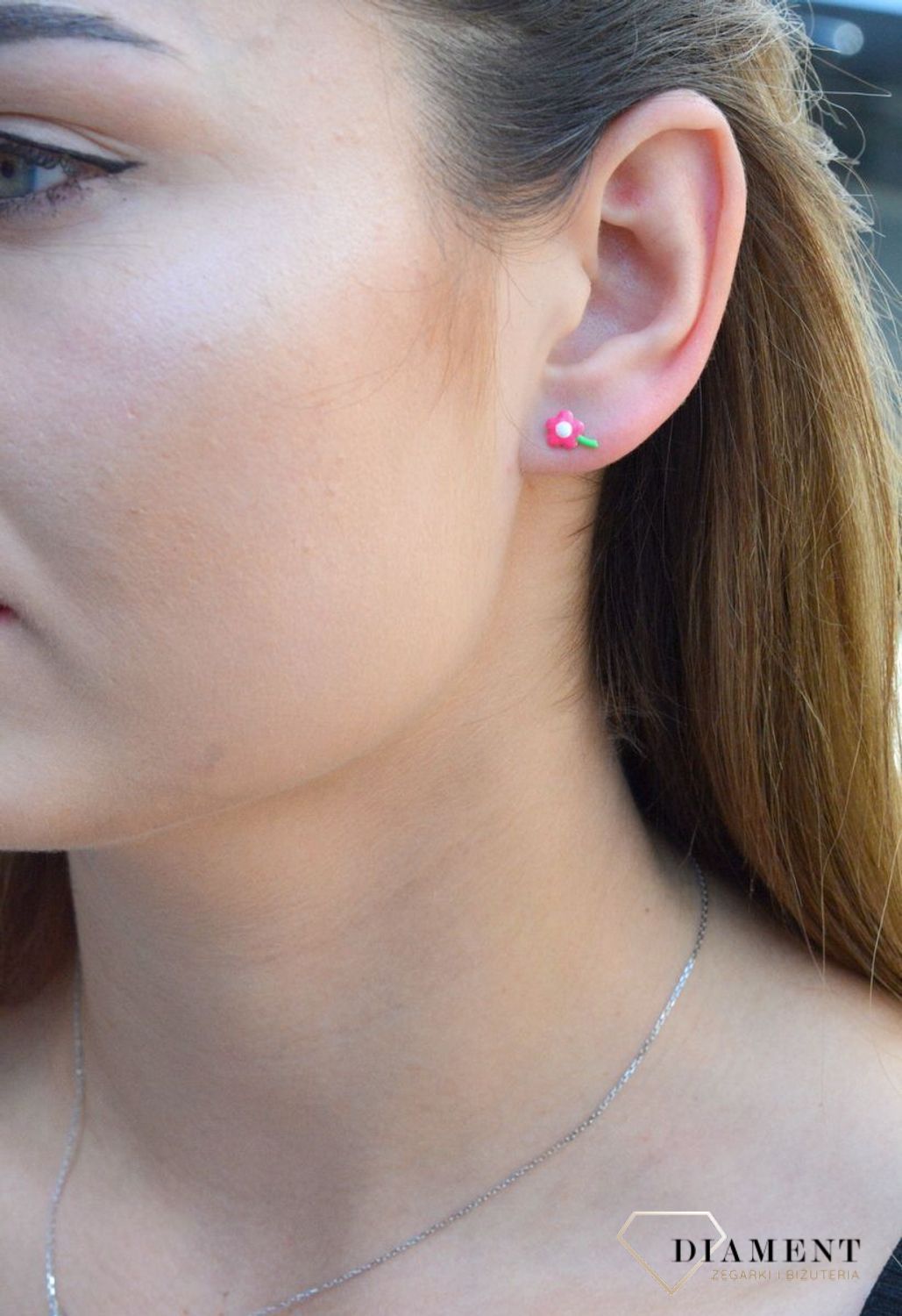 Kolczyki srebrne dla dziewczynki Drobne kwiatuszki' DIA-KLC-6599-925. Kolczyki srebrne wkrętki dla dzieci. Kolczyki srebrne żabki. Kolczyki srebrne zielone dla dziewczynki. Kolczyki z kolorową emalią. Kolczyki dla dziewczynki.jpg