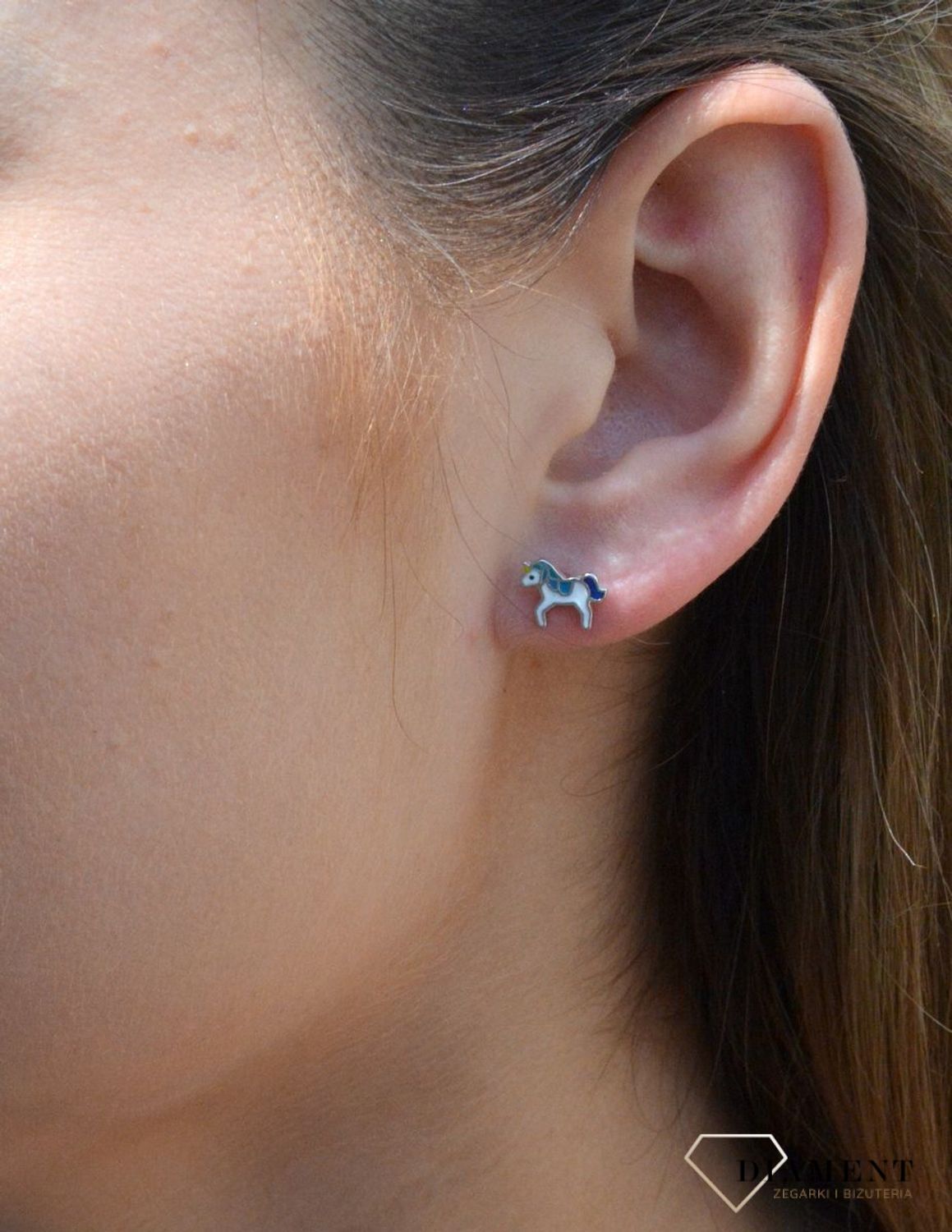 Kolczyki srebrne dla dziewczynki Białe Jednorożce DIA-KLC-6601-925. Kolczyki srebrne wkrętki dla dzieci. Kolczyki srebrne jednorożce. Kolczyki srebrne dla dziewczynki. Kolczyki z kolorową emalią. Kolczyki dla dziewczynki na pr.jpg