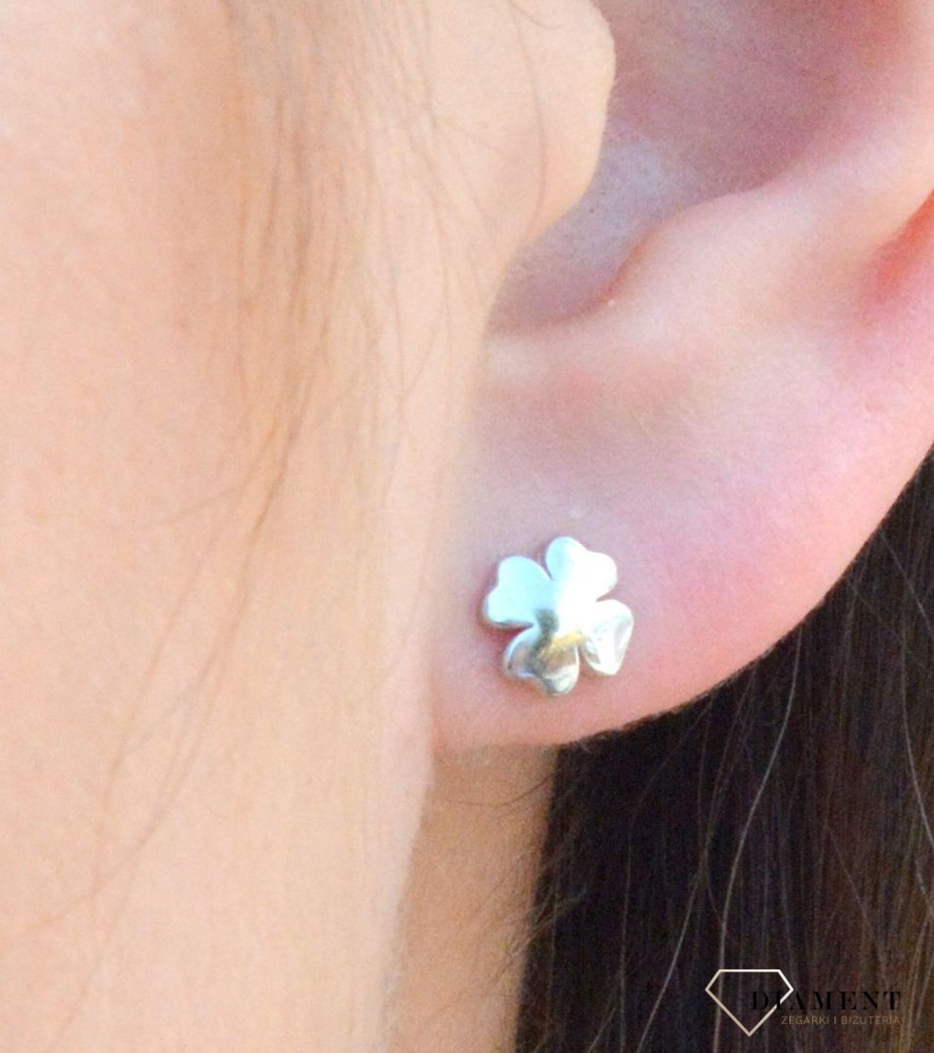 Kolczyki srebrne wkrętki Koniczynki na szczęście DIA-KLC-6602-925. Kolczyki damskie srebrne wkrętki. Gładkie srebrne kolczyki koniczynka. Kolczyki srebrne dla miłośników zwierząt. Kolczyki srebrne idealne na prezent dla dziewc.jpg