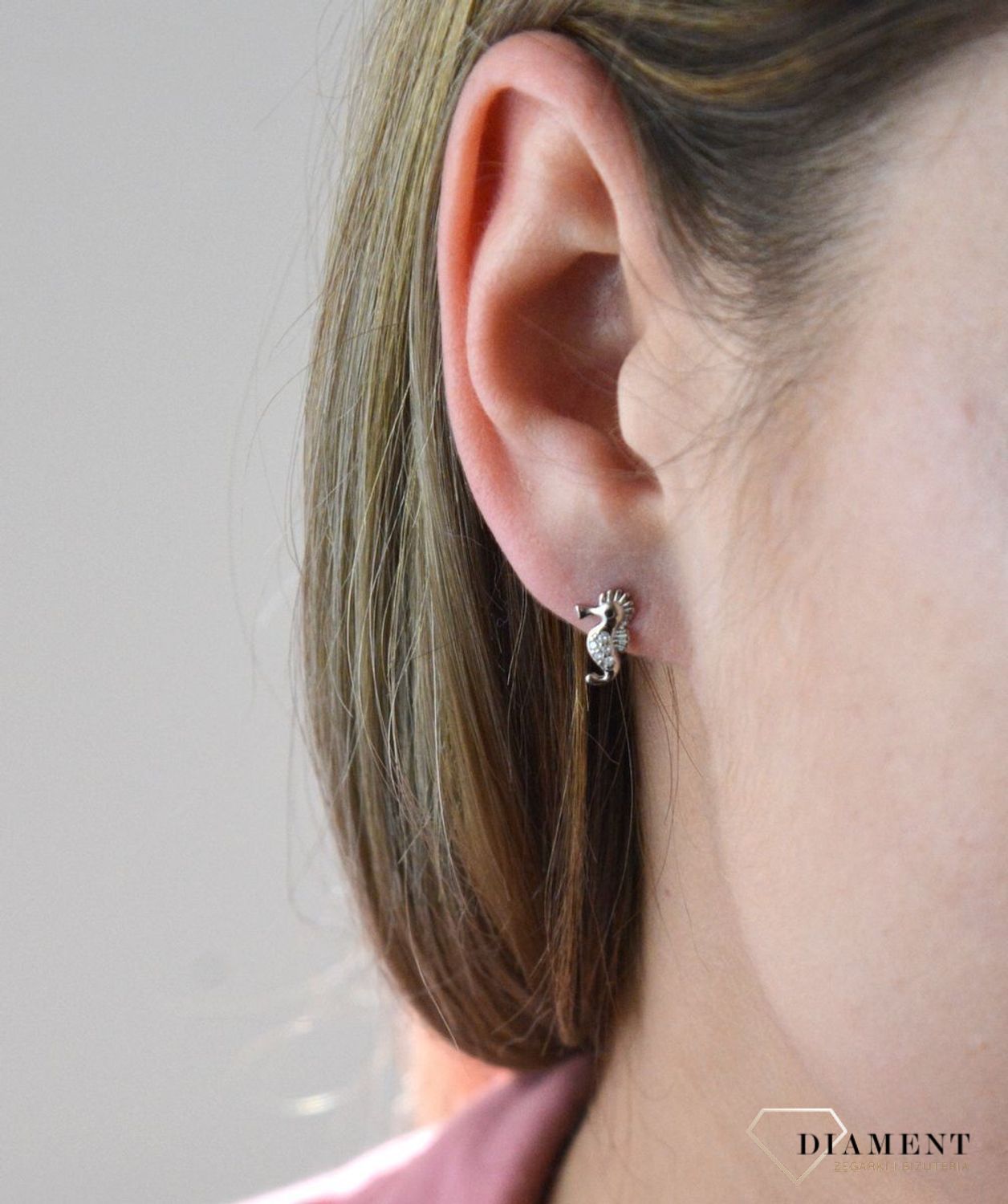 Srebrne kolczyki w kształcie koników morskich z cyrkoniami DIA-KLC-6603-925. Bardzo modne kolczyki to idealny pomysł na prezent. Efekt końcowy zachwyci nawet najbardziej dokładne osoby, zwracające uwagę na najmniejsze szczegół.jpg
