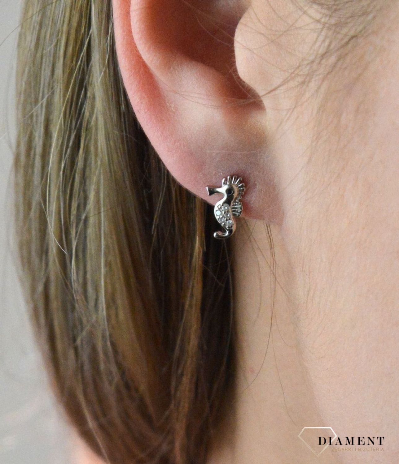 Srebrne kolczyki w kształcie koników morskich z cyrkoniami DIA-KLC-6603-925. Bardzo modne kolczyki to idealny pomysł na prezent. Efekt końcowy zachwyci nawet najbardziej dokładne osoby, zwracające uwagę na najmniejsze szczegół.jpg