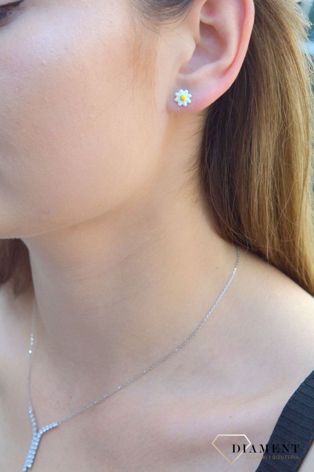 Kolczyki srebrne dla dziewczynki Stokrotki DIA-KLC-6604-925. Kolczyki srebrne wkrętki dla dzieci. Kolczyki srebrne kwiatki stokrotki. Kolczyki srebrne dla dziewczynki. Kolczyki z kolorową emalią. Kolczyki dla dziewczynki na pr.jpg