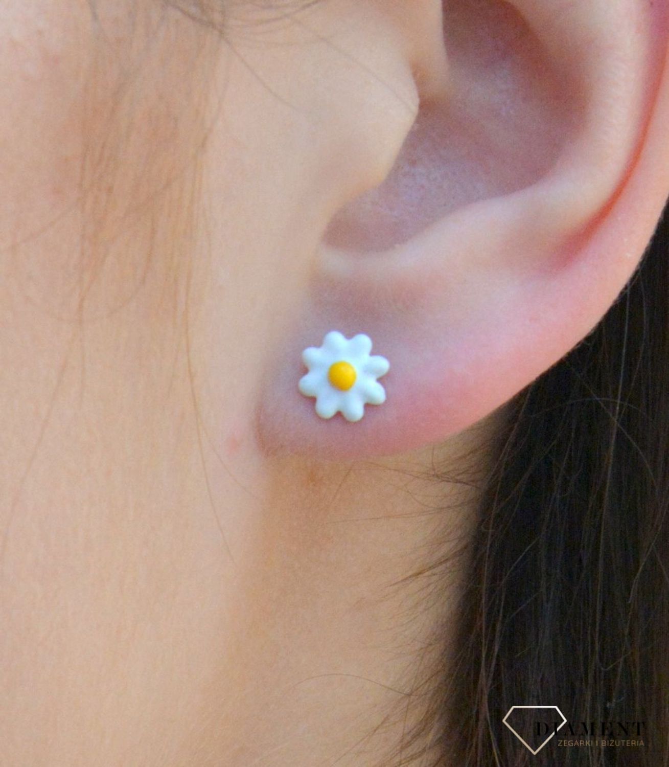 Kolczyki srebrne dla dziewczynki Stokrotki DIA-KLC-6604-925. Kolczyki srebrne wkrętki dla dzieci. Kolczyki srebrne kwiatki stokrotki. Kolczyki srebrne dla dziewczynki. Kolczyki z kolorową emalią. Kolczyki dla dziewczynki na pr.jpg