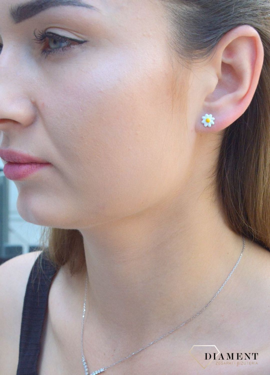 Kolczyki srebrne dla dziewczynki Stokrotki DIA-KLC-6604-925. Kolczyki srebrne wkrętki dla dzieci. Kolczyki srebrne kwiatki stokrotki. Kolczyki srebrne dla dziewczynki. Kolczyki z kolorową emalią. Kolczyki dla dziewczynki na pr.jpg