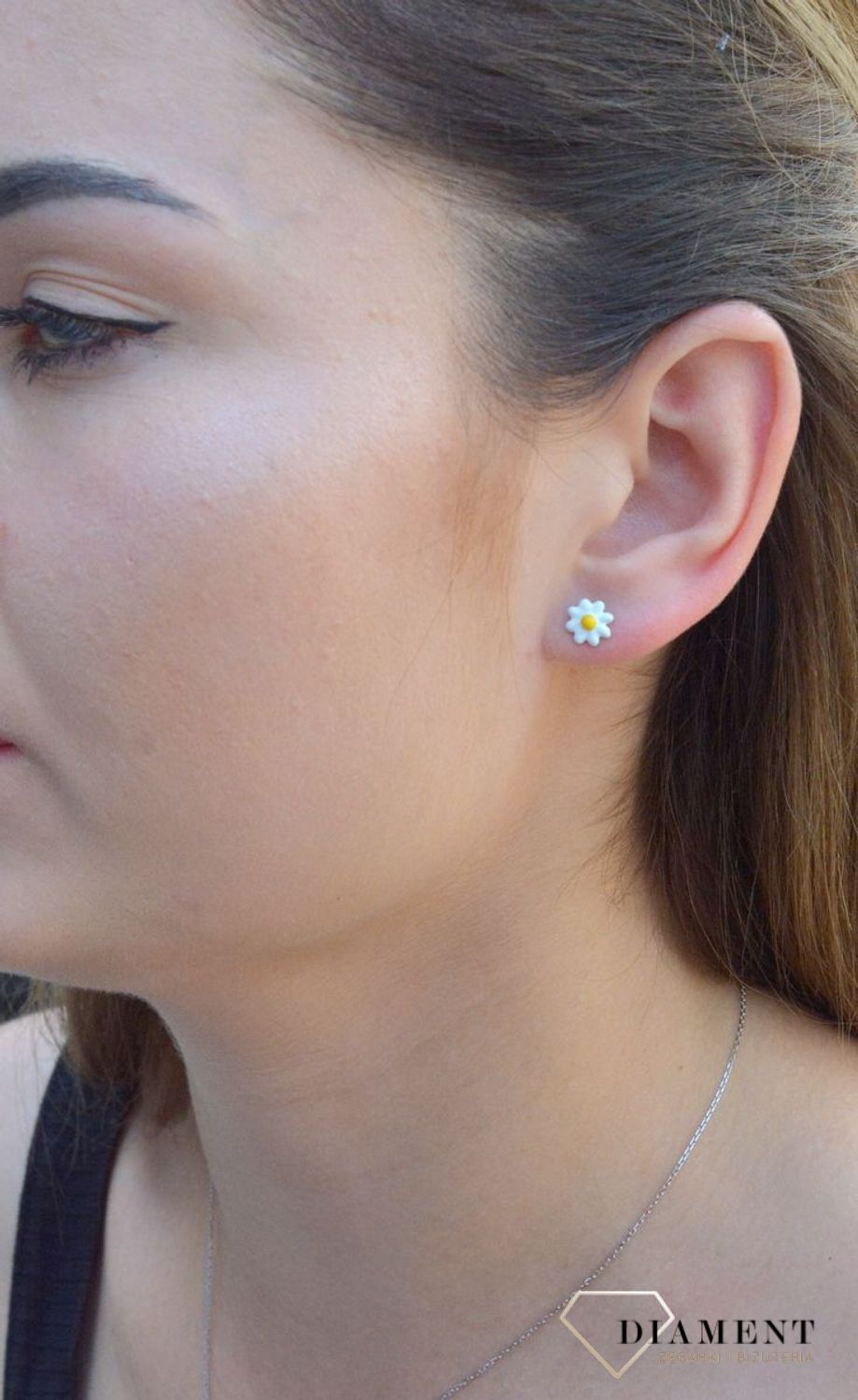 Kolczyki srebrne dla dziewczynki Stokrotki DIA-KLC-6604-925. Kolczyki srebrne wkrętki dla dzieci. Kolczyki srebrne kwiatki stokrotki. Kolczyki srebrne dla dziewczynki. Kolczyki z kolorową emalią. Kolczyki dla dziewczynki na pr.jpg