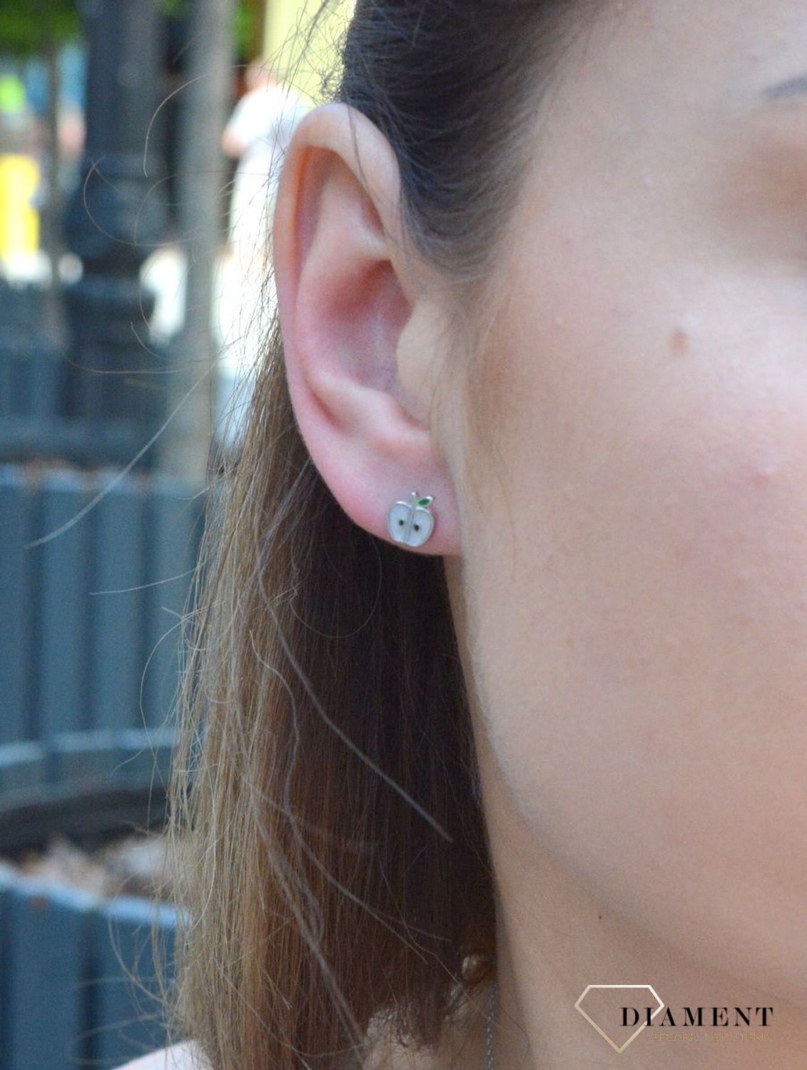 Kolczyki srebrne dla dziewczynki Jabłuszko z cyrkonią DIA-KLC-6610-925. Kolczyki srebrne wkrętki dla dzieci. Kolczyki srebrne jabłuszko. Kolczyki srebrne czerwonedla dziewczynki. Kolczyki z kolorową emalią. Kolczyki dla dziewc.jpg