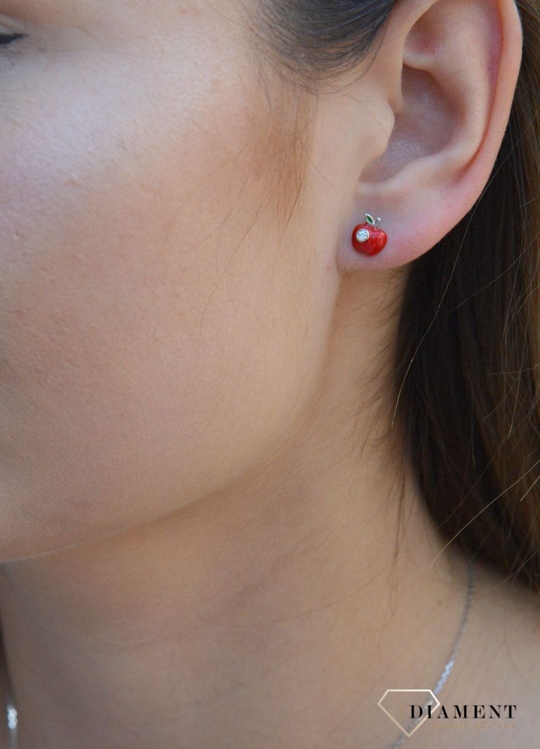 Kolczyki srebrne dla dziewczynki Jabłuszko z cyrkonią DIA-KLC-6610-925. Kolczyki srebrne wkrętki dla dzieci. Kolczyki srebrne jabłuszko. Kolczyki srebrne czerwonedla dziewczynki. Kolczyki z kolorową emalią. Kolczyki dla dziewc.jpg