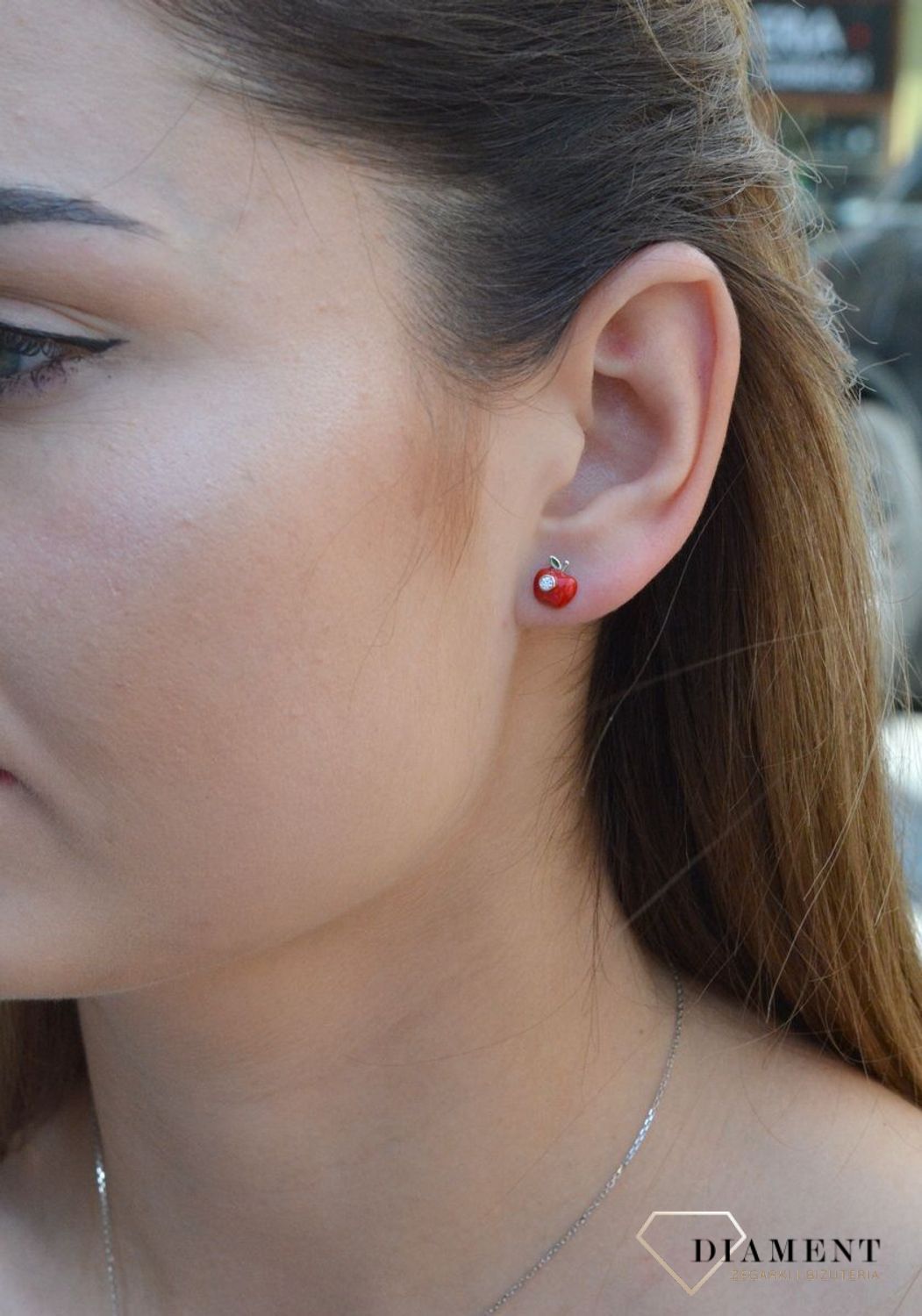 Kolczyki srebrne dla dziewczynki Jabłuszko z cyrkonią DIA-KLC-6610-925. Kolczyki srebrne wkrętki dla dzieci. Kolczyki srebrne jabłuszko. Kolczyki srebrne czerwonedla dziewczynki. Kolczyki z kolorową emalią. Kolczyki dla dziewc.jpg