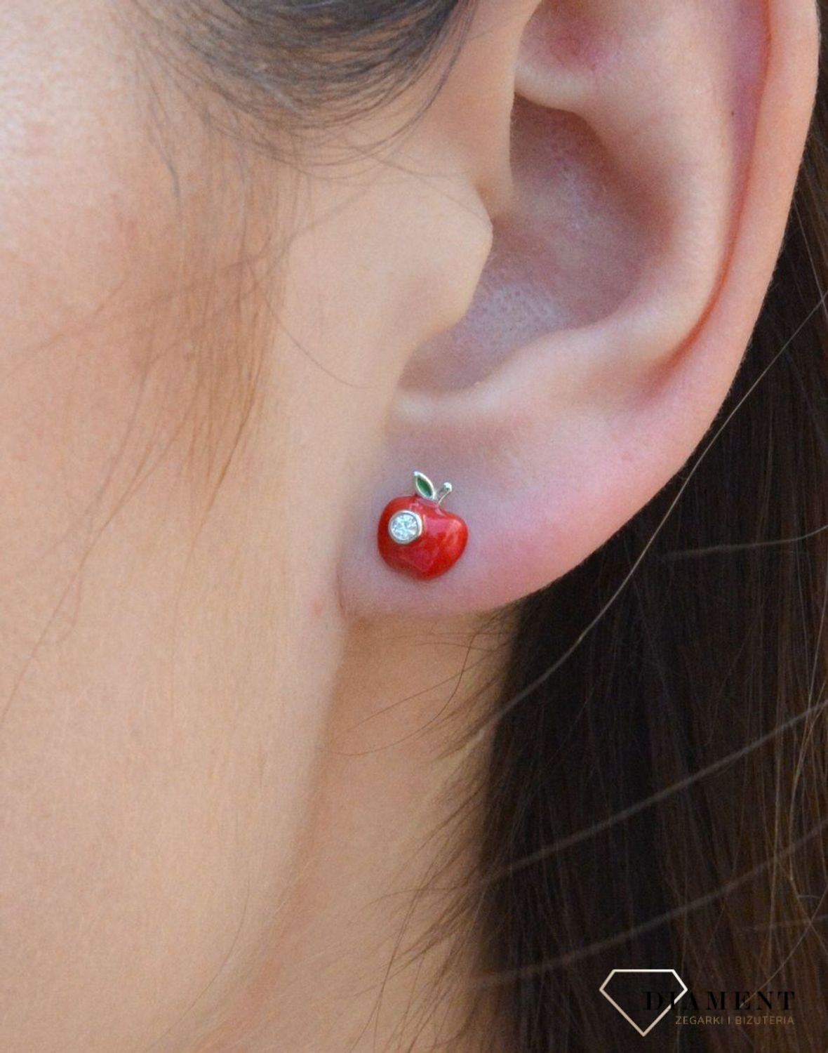 Kolczyki srebrne dla dziewczynki Jabłuszko z cyrkonią DIA-KLC-6610-925. Kolczyki srebrne wkrętki dla dzieci. Kolczyki srebrne jabłuszko. Kolczyki srebrne czerwonedla dziewczynki. Kolczyki z kolorową emalią. Kolczyki dla dziewc.jpg