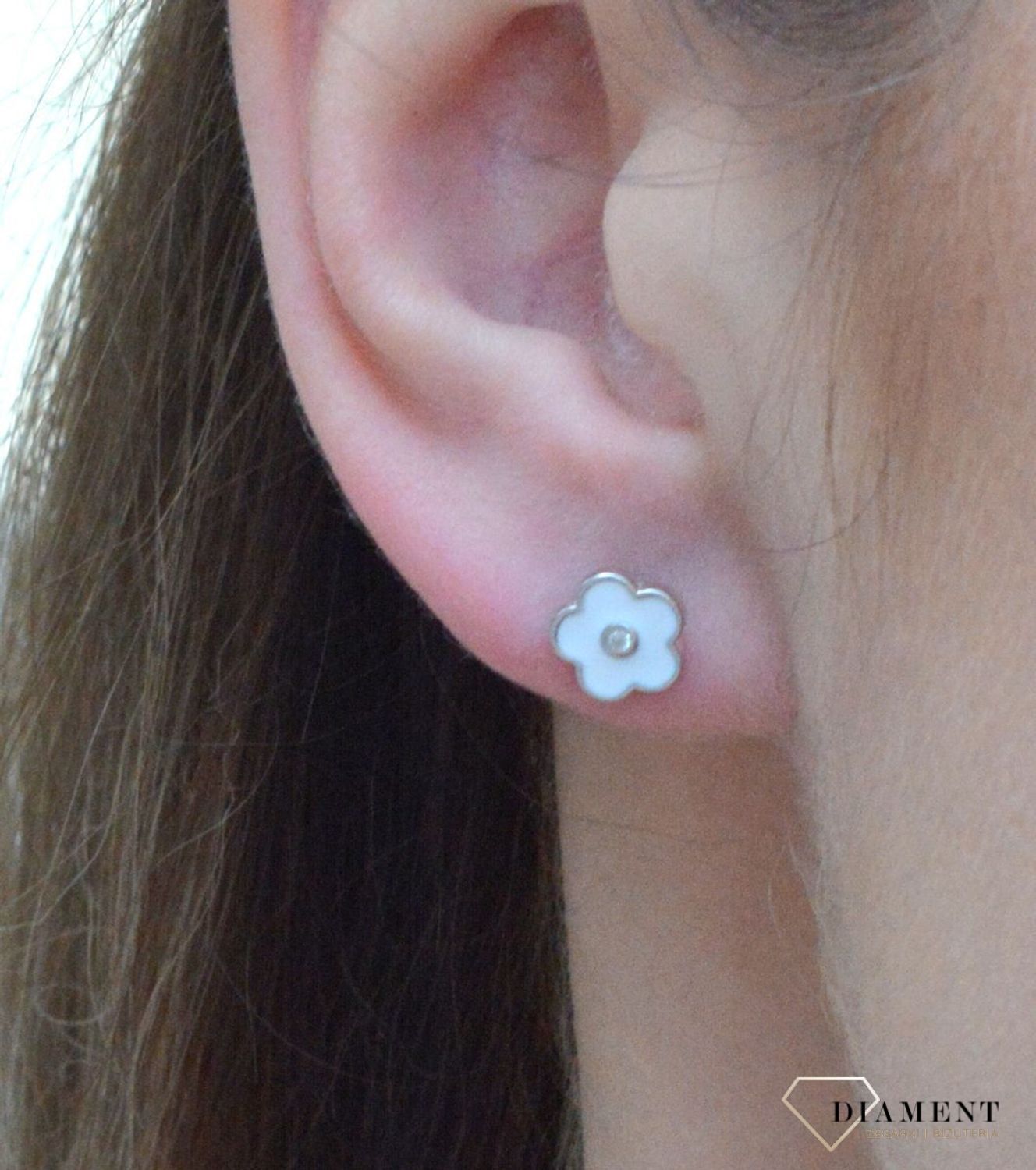 Kolczyki srebrne dla dziewczynki Kwiatki białe DIA-KLC-6613-925.  Kolczyki srebrne wkrętki dla dzieci. Kolczyki srebrne kwiatki. Kolczyki srebrne dla dziewczynki. Kolczyki z białą emalią. Kolczyki dla dziewczynki na prezent..jpg