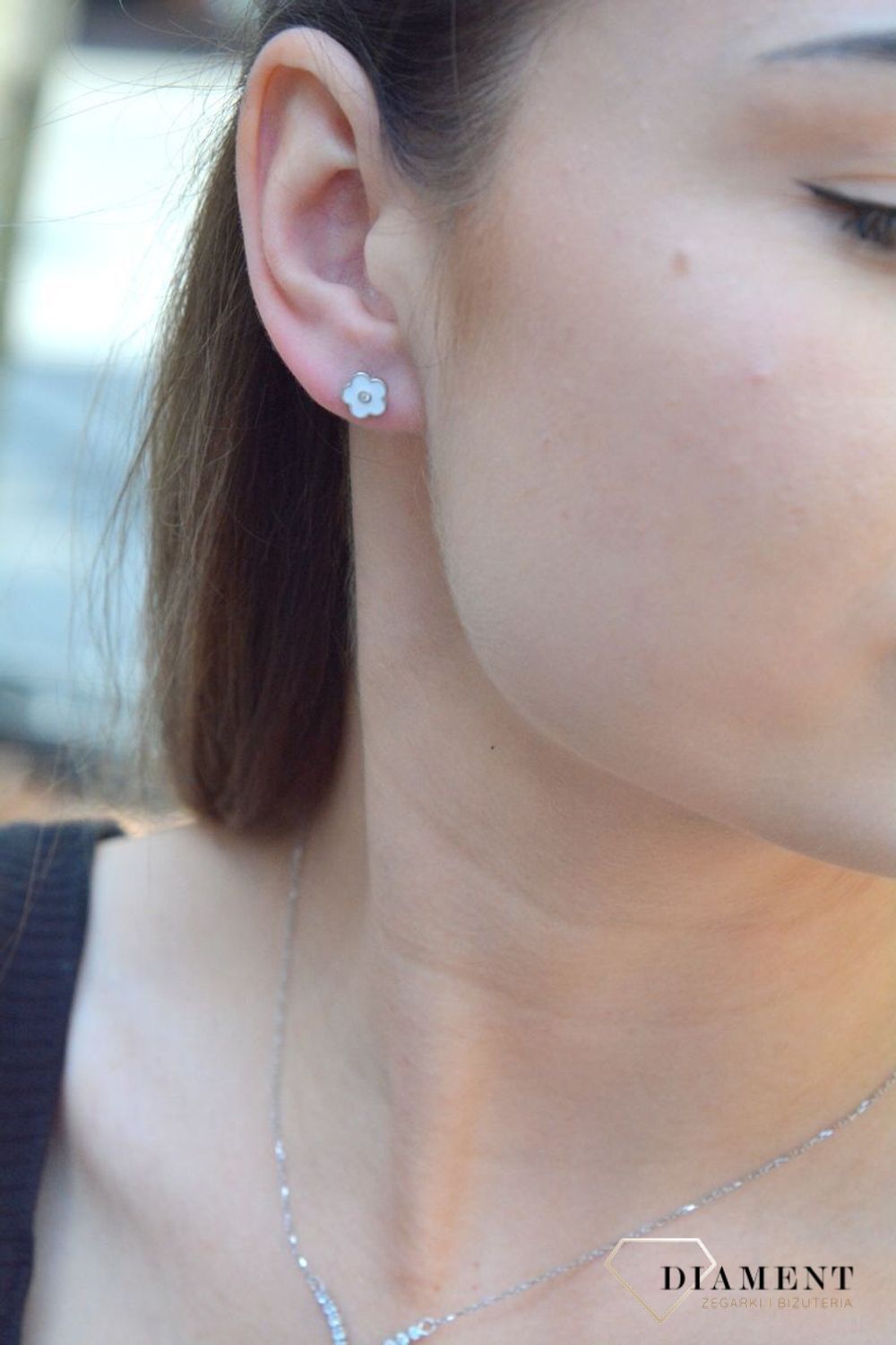 Kolczyki srebrne dla dziewczynki Kwiatki białe DIA-KLC-6613-925.  Kolczyki srebrne wkrętki dla dzieci. Kolczyki srebrne kwiatki. Kolczyki srebrne dla dziewczynki. Kolczyki z białą emalią. Kolczyki dla dziewczynki na prezent..jpg