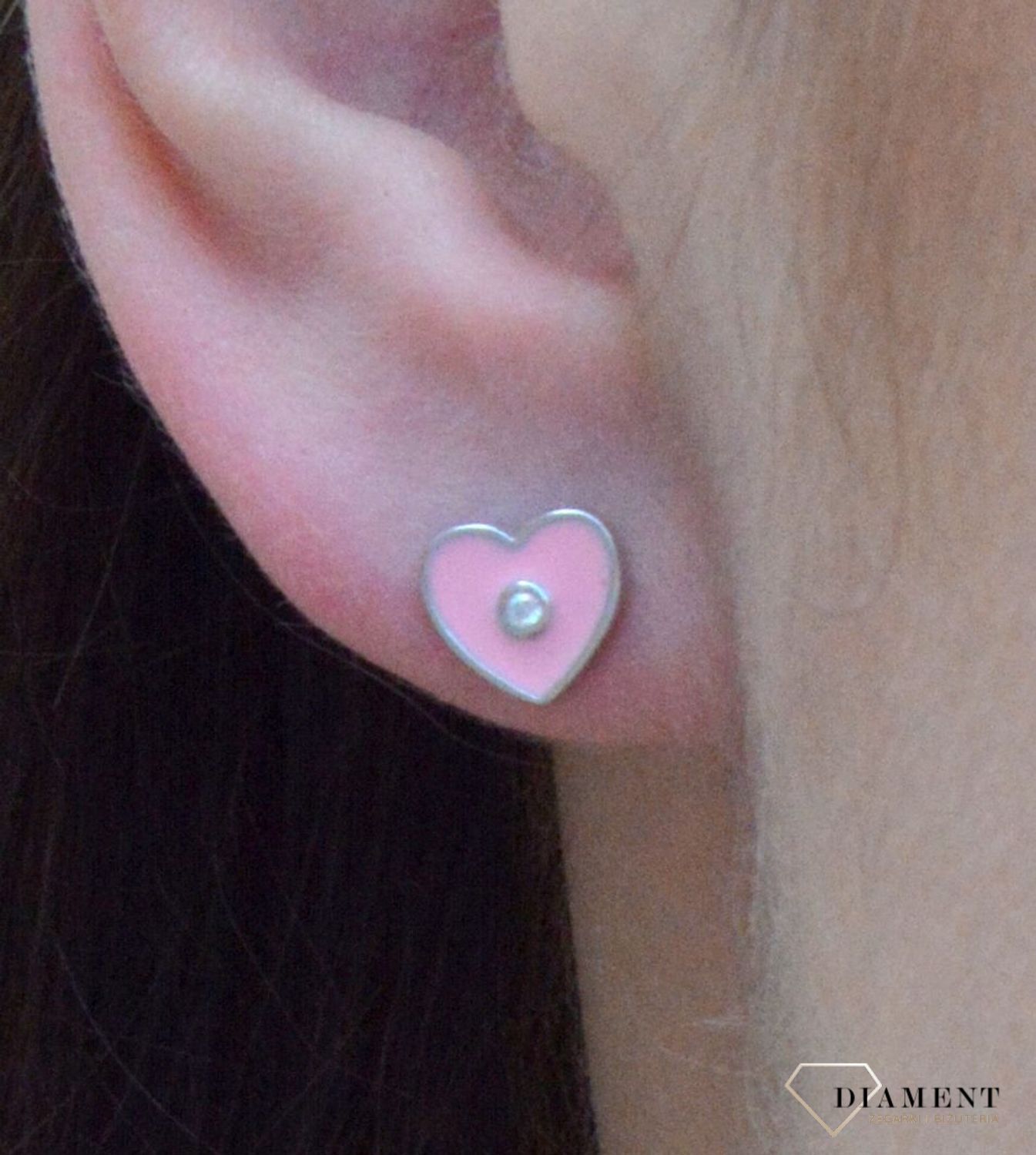 Kolczyki srebrne dla dziewczynki różowe serduszka DIA-KLC-6616-925. Kolczyki srebrne wkrętki dla dzieci. Kolczyki srebrne serduszka. Kolczyki srebrne różowe dla dziewczynki. Kolczyki z różową emalią. Kolczyki idealne dla małej.jpg