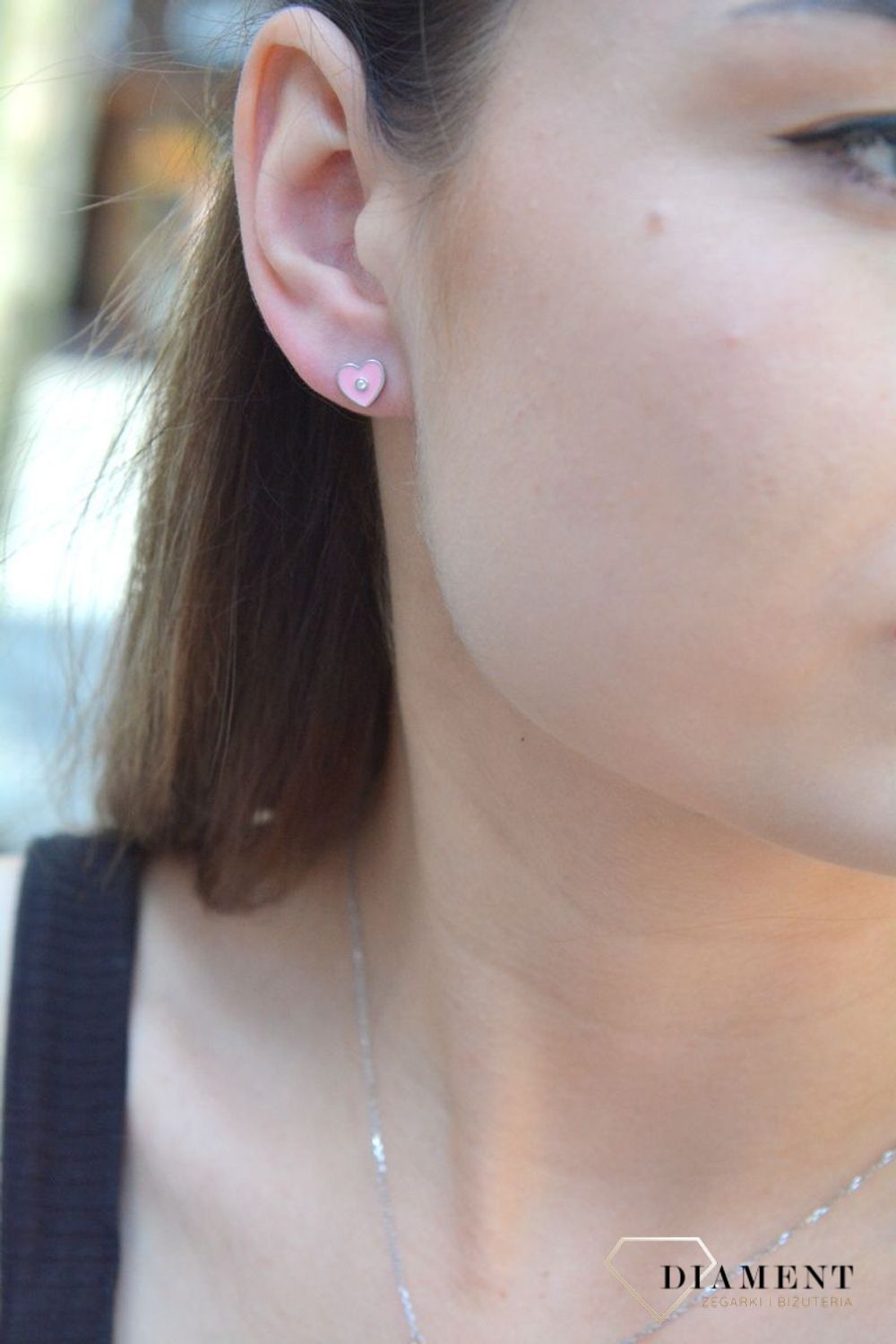 Kolczyki srebrne dla dziewczynki różowe serduszka DIA-KLC-6616-925. Kolczyki srebrne wkrętki dla dzieci. Kolczyki srebrne serduszka. Kolczyki srebrne różowe dla dziewczynki. Kolczyki z różową emalią. Kolczyki idealne dla małej.jpg