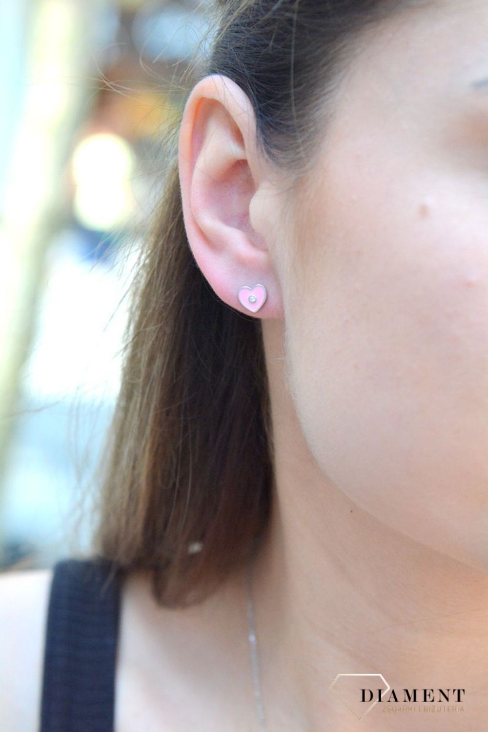 Kolczyki srebrne dla dziewczynki różowe serduszka DIA-KLC-6616-925. Kolczyki srebrne wkrętki dla dzieci. Kolczyki srebrne serduszka. Kolczyki srebrne różowe dla dziewczynki. Kolczyki z różową emalią. Kolczyki idealne dla małej.jpg