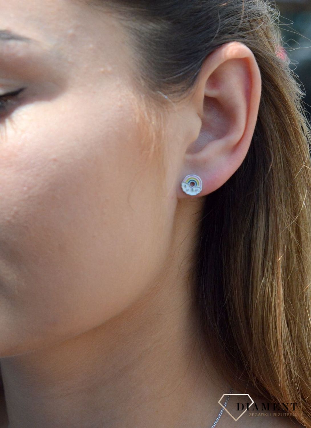 Kolczyki srebrne dla dziewczynki okrągłe z motywem tęczy DIA-KLC-6617-925. Kolczyki srebrne wkrętki dla dzieci. Kolczyki srebrne tęcza. Kolczyki srebrne dla dziewczynki. Kolczyki z kolorową emalią. Kolczyki dla dziewczynki na.jpg