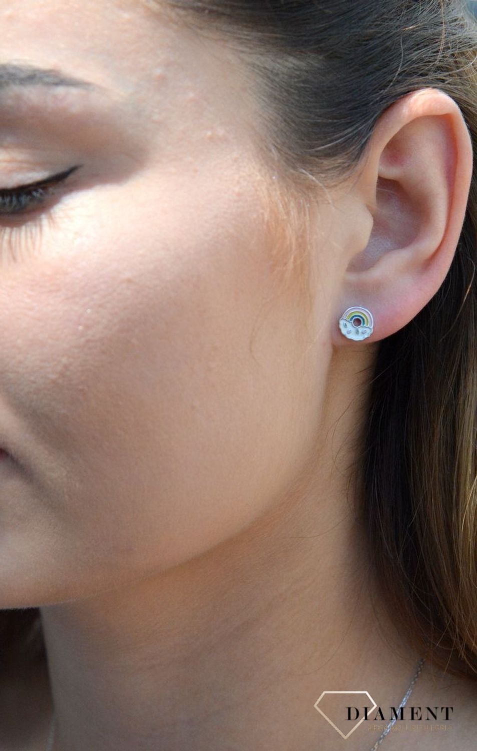 Kolczyki srebrne dla dziewczynki okrągłe z motywem tęczy DIA-KLC-6617-925. Kolczyki srebrne wkrętki dla dzieci. Kolczyki srebrne tęcza. Kolczyki srebrne dla dziewczynki. Kolczyki z kolorową emalią. Kolczyki dla dziewczynki na.jpg