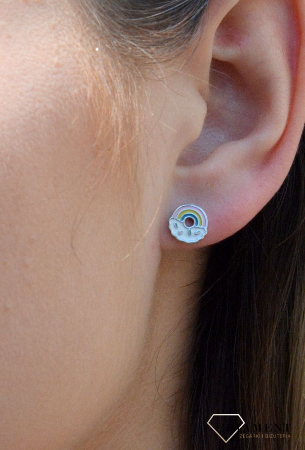 Kolczyki srebrne dla dziewczynki okrągłe z motywem tęczy DIA-KLC-6617-925. Kolczyki srebrne wkrętki dla dzieci. Kolczyki srebrne tęcza. Kolczyki srebrne dla dziewczynki. Kolczyki z kolorową emalią. Kolczyki dla dziewczynki na.jpg