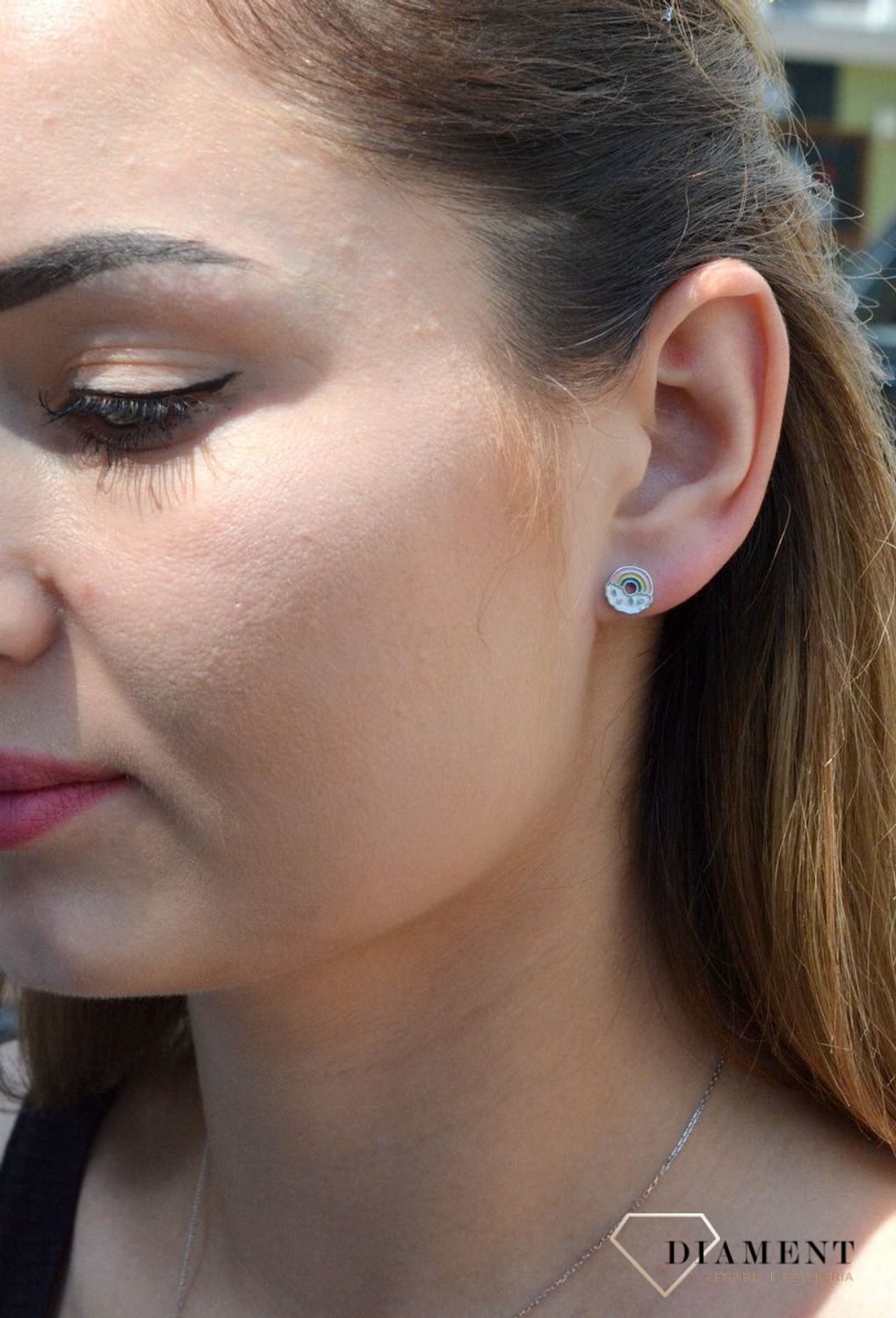 Kolczyki srebrne dla dziewczynki okrągłe z motywem tęczy DIA-KLC-6617-925. Kolczyki srebrne wkrętki dla dzieci. Kolczyki srebrne tęcza. Kolczyki srebrne dla dziewczynki. Kolczyki z kolorową emalią. Kolczyki dla dziewczynki na.jpg