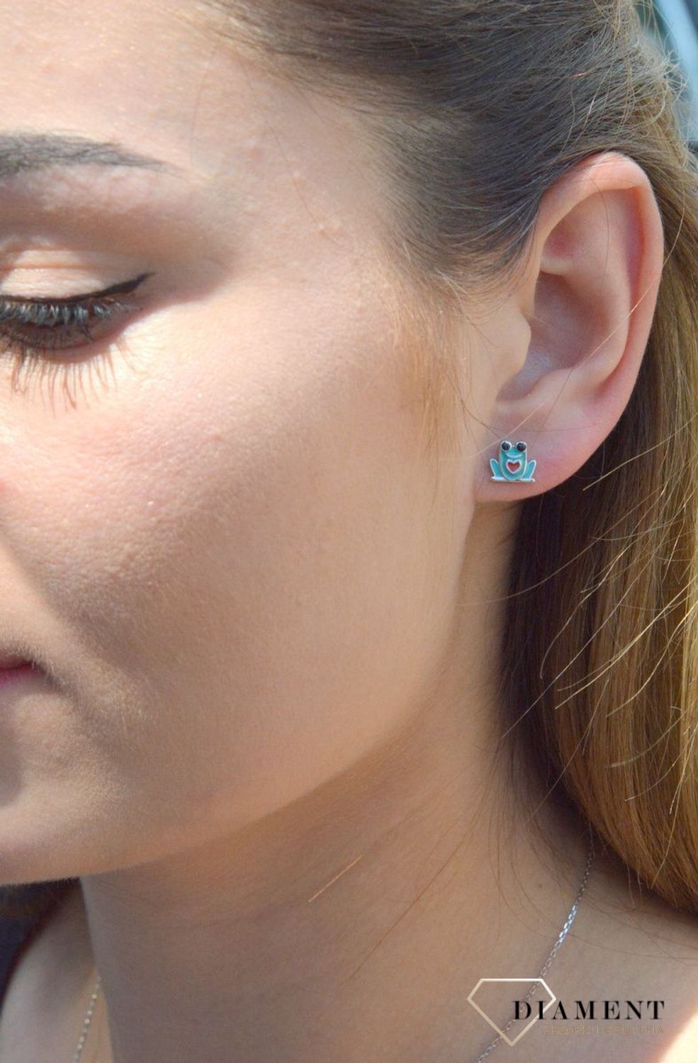 Kolczyki srebrne dla dziewczynki 'Urocze żabki' DIA-KLC-6618-925.   Kolczyki srebrne wkrętki dla dzieci. Kolczyki srebrne żabki. Kolczyki srebrne zielone dla dziewczynki. Kolczyki z kolorową emailą. Kolczyki dla dziewczynki na.jpg