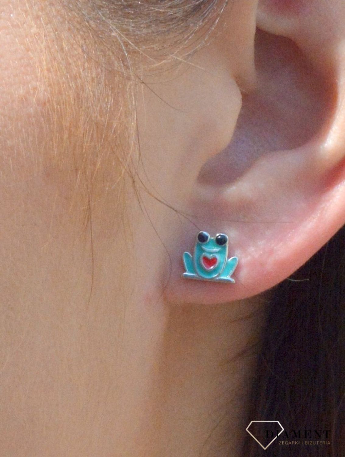 Kolczyki srebrne dla dziewczynki 'Urocze żabki' DIA-KLC-6618-925.   Kolczyki srebrne wkrętki dla dzieci. Kolczyki srebrne żabki. Kolczyki srebrne zielone dla dziewczynki. Kolczyki z kolorową emailą. Kolczyki dla dziewczynki na.jpg