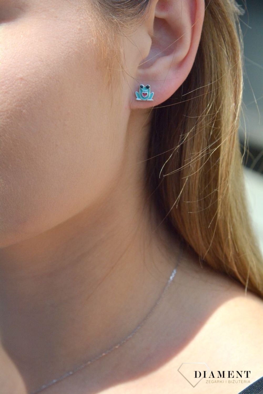 Kolczyki srebrne dla dziewczynki 'Urocze żabki' DIA-KLC-6618-925.   Kolczyki srebrne wkrętki dla dzieci. Kolczyki srebrne żabki. Kolczyki srebrne zielone dla dziewczynki. Kolczyki z kolorową emailą. Kolczyki dla dziewczynki na.jpg