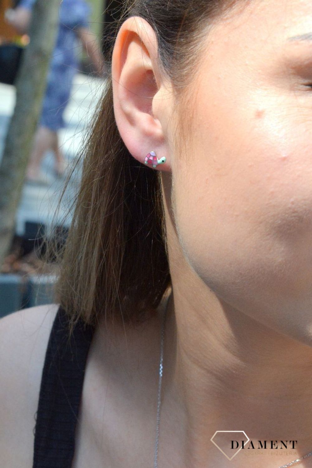 Kolczyki srebrne dla dziewczynki Kolorowe żółwiki DIA-KLC-6621-925. Kolczyki srebrne wkrętki dla dzieci. Kolczyki srebrne żółwiki. Kolczyki srebrne dla dziewczynki. Kolczyki z kolorową emalią. Kolczyki dla dziewczynki na preze.jpg