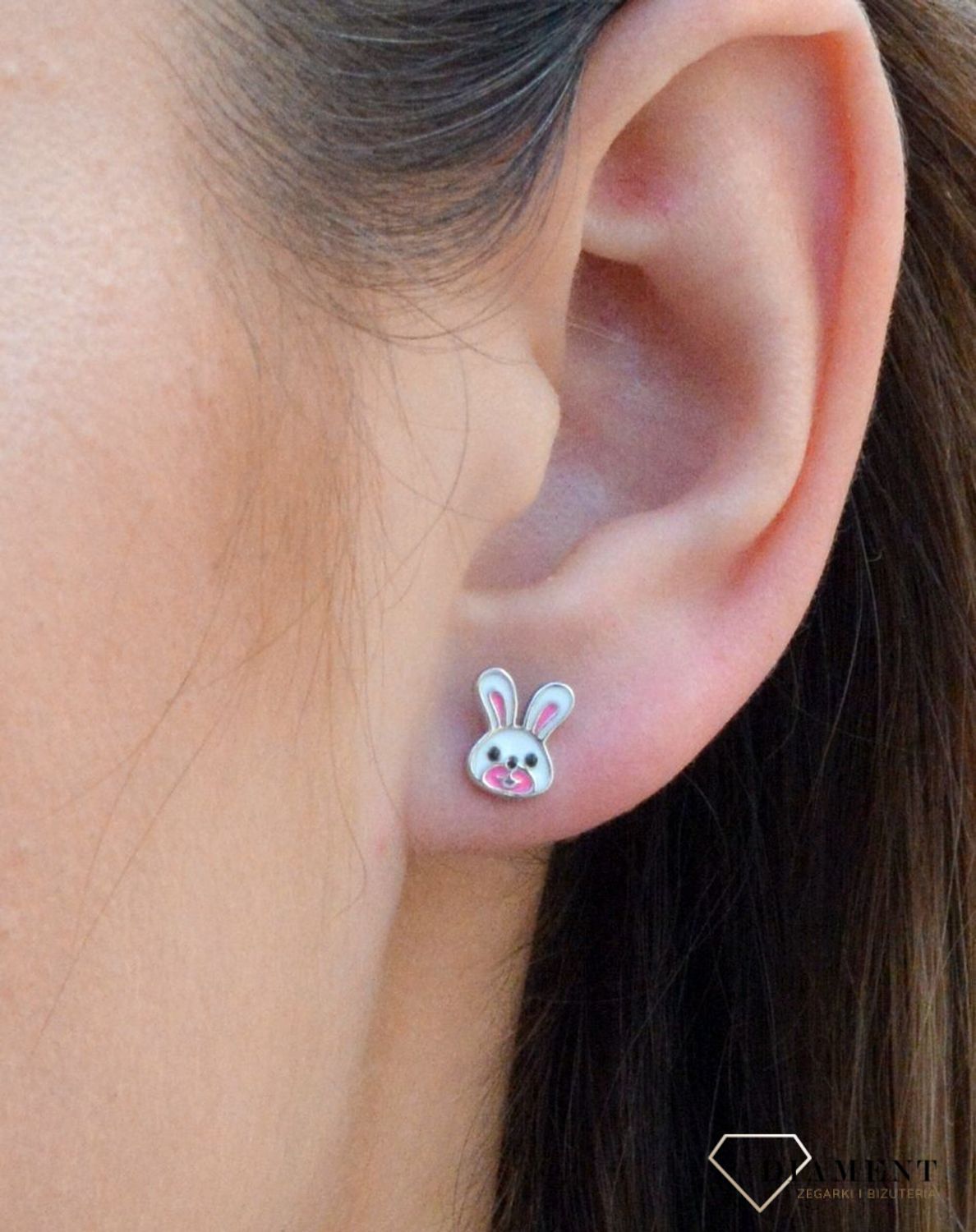 Kolczyki srebrne dla dziewczynki Urocze króliczki  DIA-KLC-6622-925. Kolczyki srebrne wkrętki dla dzieci. Kolczyki srebrne króliczki. Kolczyki srebrne dla dziewczynki. Kolczyki z białą emalią. Kolczyki dla dziewczynki na preze.jpg