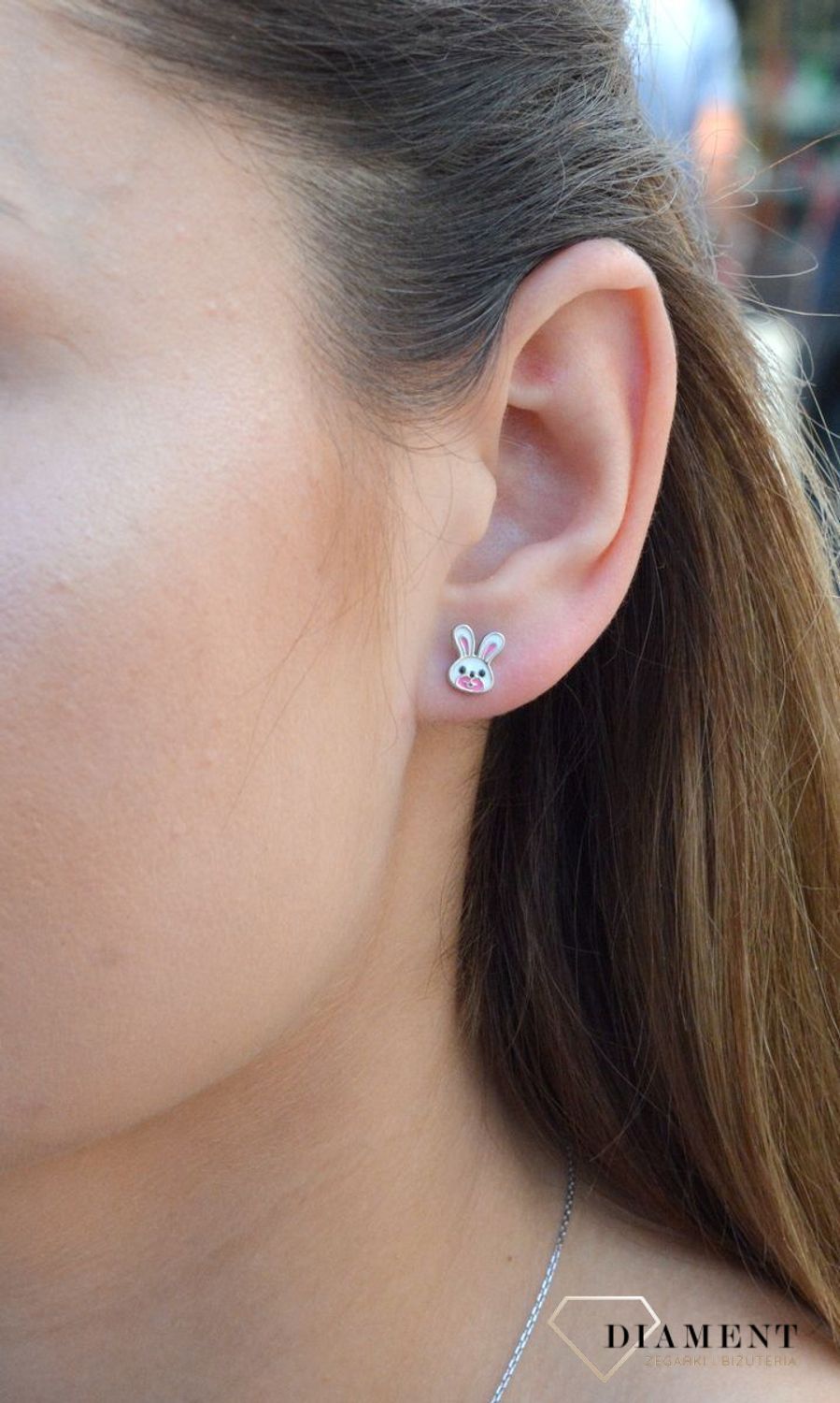 Kolczyki srebrne dla dziewczynki Urocze króliczki  DIA-KLC-6622-925. Kolczyki srebrne wkrętki dla dzieci. Kolczyki srebrne króliczki. Kolczyki srebrne dla dziewczynki. Kolczyki z białą emalią. Kolczyki dla dziewczynki na preze.jpg