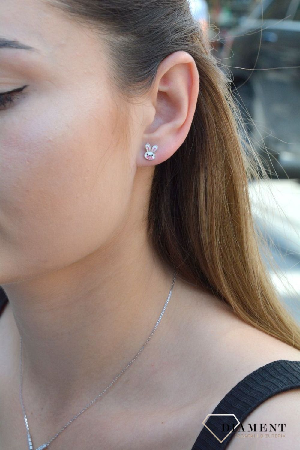 Kolczyki srebrne dla dziewczynki Urocze króliczki  DIA-KLC-6622-925. Kolczyki srebrne wkrętki dla dzieci. Kolczyki srebrne króliczki. Kolczyki srebrne dla dziewczynki. Kolczyki z białą emalią. Kolczyki dla dziewczynki na preze.jpg