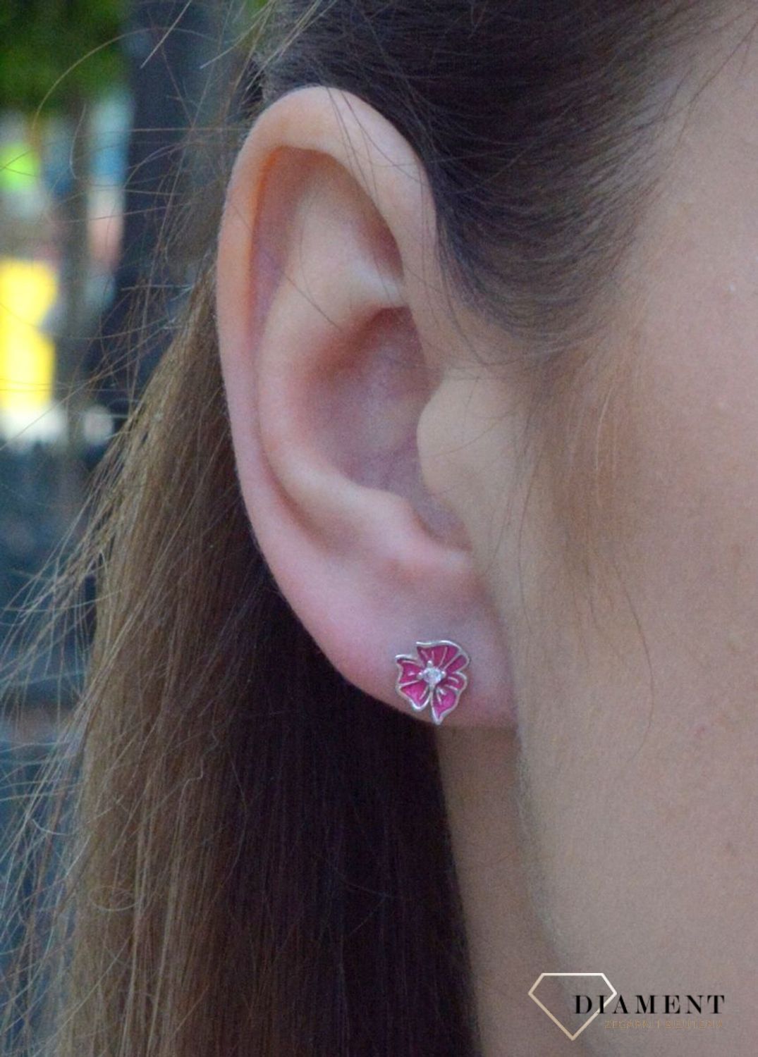 Kolczyki srebrne wkrętki 'Różowe kwiatki a cyrkonią' DIA-KLC-6623-925. Kolczyki srebrne wkrętki dla dzieci. Kolczyki damskie. Kolczyki srebrne kwiatki. Kolczyki srebrne dla dziewczynki. Kolczyki z różową emalią. Kolczyki dla d.jpg