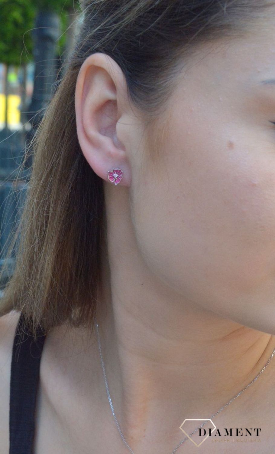 Kolczyki srebrne wkrętki 'Różowe kwiatki a cyrkonią' DIA-KLC-6623-925. Kolczyki srebrne wkrętki dla dzieci. Kolczyki damskie. Kolczyki srebrne kwiatki. Kolczyki srebrne dla dziewczynki. Kolczyki z różową emalią. Kolczyki dla d.jpg