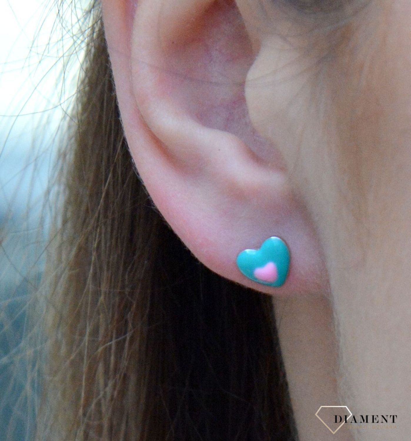 Kolczyki srebrne dla dziewczynki Urocze serduszka DIA-KLC-6624-925. Kolczyki srebrne wkrętki dla dzieci. Kolczyki srebrne serca. Kolczyki srebrne dla dziewczynki. Kolczyki z kolorową emalią. Kolczyki dla dziewczynki na prezent.jpg